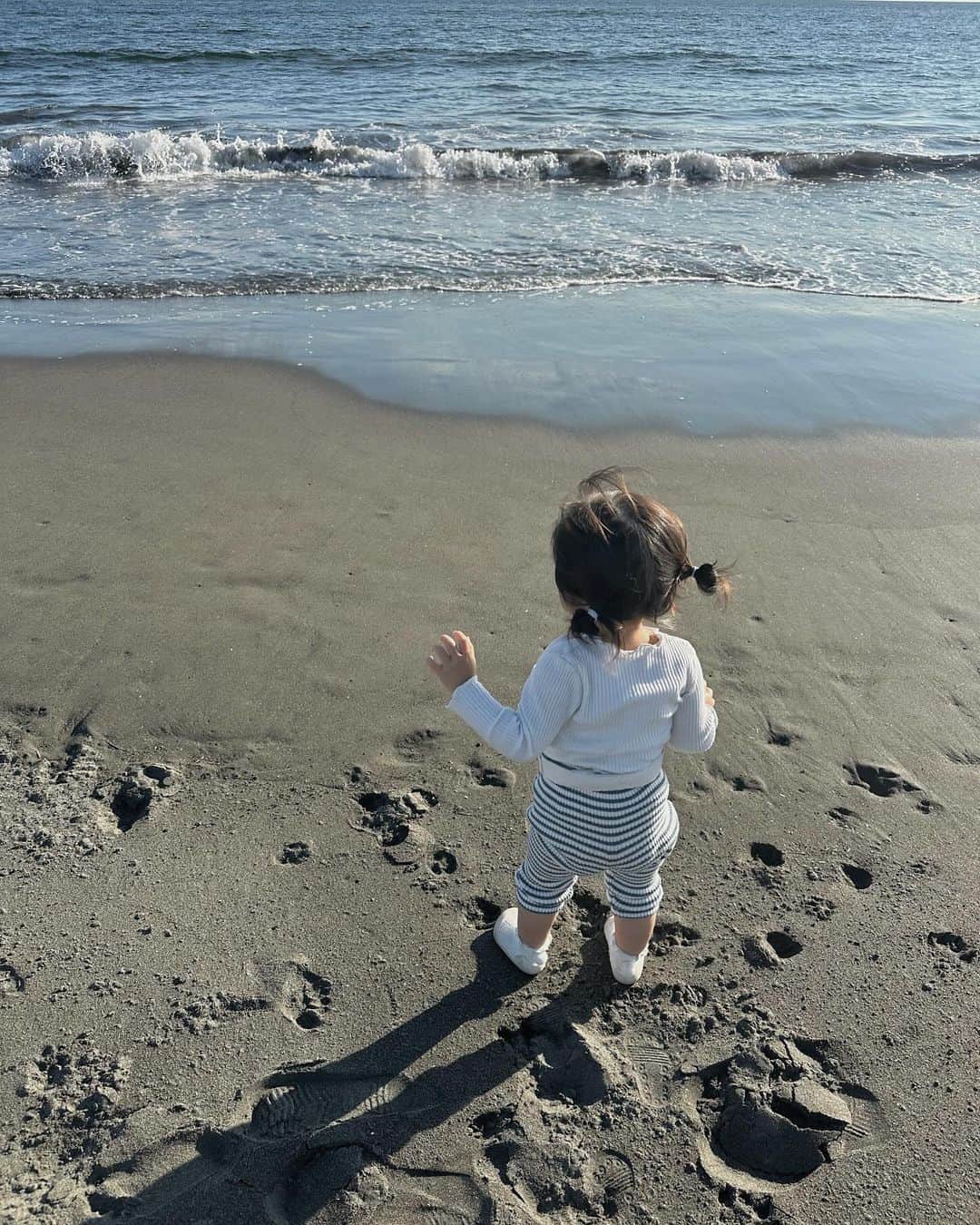 志田友美（ゆうみん）のインスタグラム：「👧🏻♡  海でのんびり〜気持ちいい🫧」
