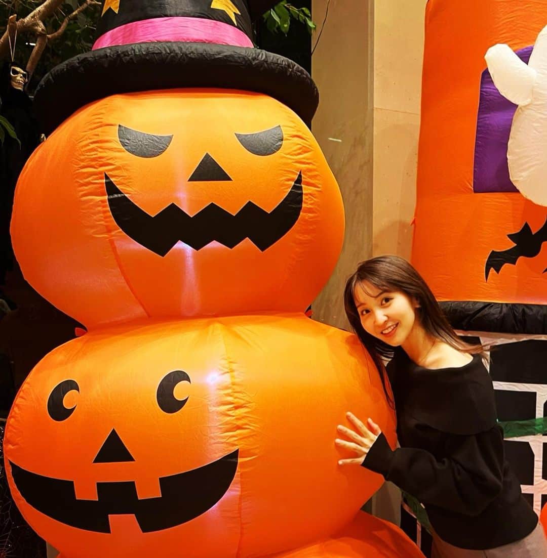 袴田彩会のインスタグラム：「happy Halloween🎃  ハロウィンらしいことは全くしていないのだけど、 可愛い飾りがあったのでﾊﾟｼｬﾘ👻  #ハロウィン #halloween」