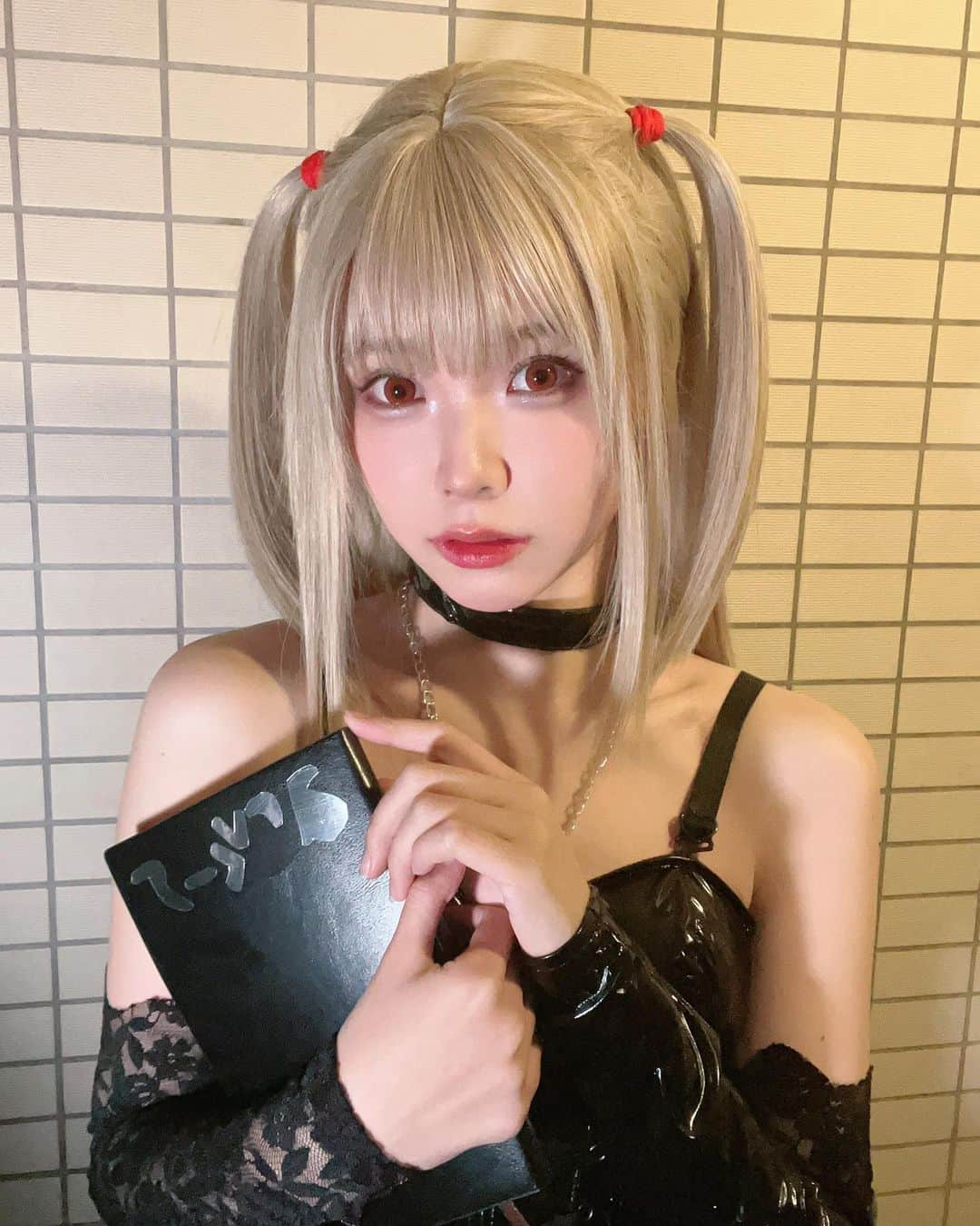 Liyuu（リーユウ）さんのインスタグラム写真 - (Liyuu（リーユウ）Instagram)「『DEATH NOTE』🪶  弥 海砂  大好きなデスノートコスプレできた！手作りノートちょっと雑...！ #デスノート  #deathnote」10月31日 22時14分 - koi_liyuu