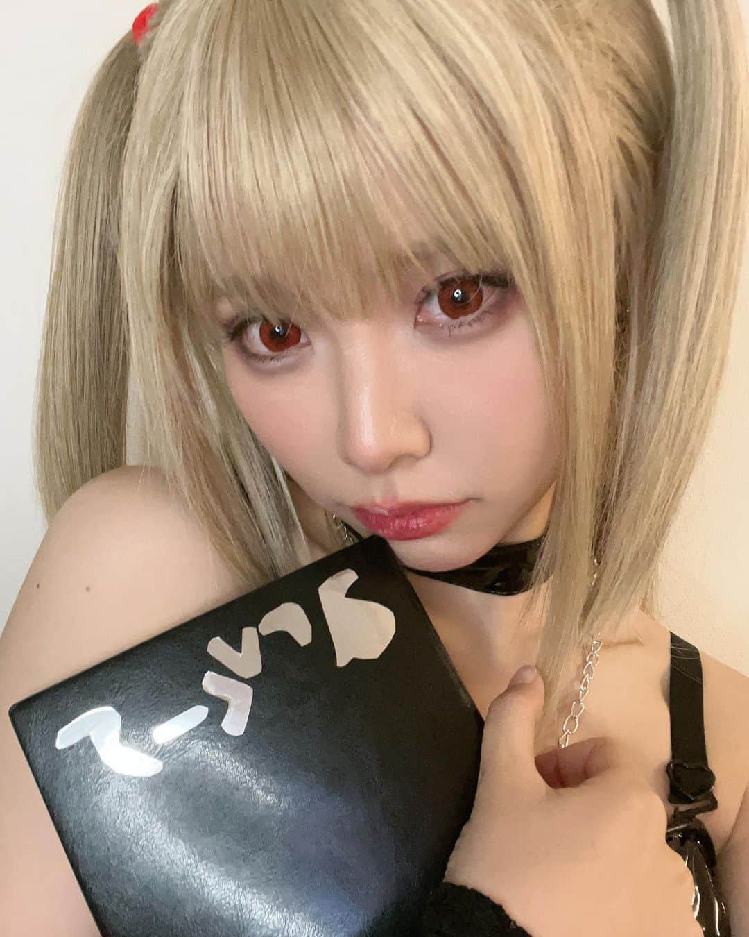 Liyuu（リーユウ）さんのインスタグラム写真 - (Liyuu（リーユウ）Instagram)「『DEATH NOTE』🪶  弥 海砂  大好きなデスノートコスプレできた！手作りノートちょっと雑...！ #デスノート  #deathnote」10月31日 22時14分 - koi_liyuu