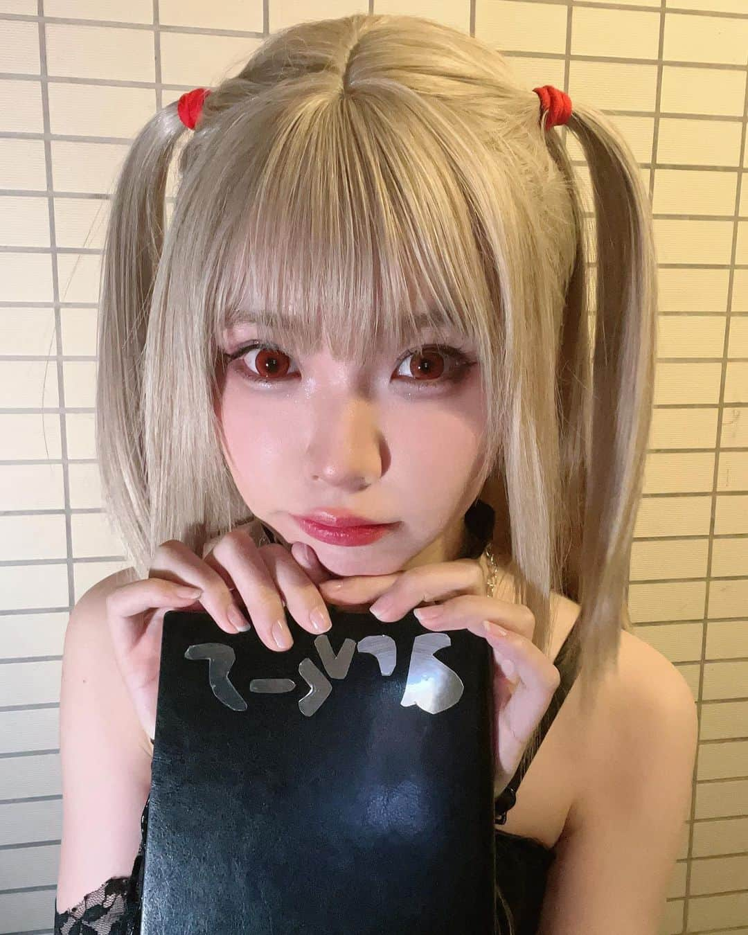 Liyuu（リーユウ）さんのインスタグラム写真 - (Liyuu（リーユウ）Instagram)「『DEATH NOTE』🪶  弥 海砂  大好きなデスノートコスプレできた！手作りノートちょっと雑...！ #デスノート  #deathnote」10月31日 22時14分 - koi_liyuu