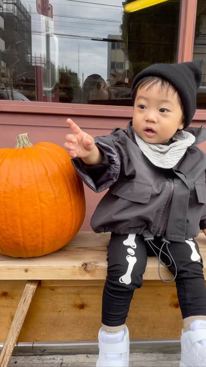 奈津美のインスタグラム：「Happy Halloween 💀🎃🖤 週末の公園で♡  ハロウィン以外でも着れるから @hm_kids 買ってみたやつ！💀 来年にはあれがやりたい！とか ご要望を言われるようになるのかなぁ？ それもまた、楽しみ。 (応えられるかは分からないw)  そして只今、初のインフルエンザA型。 わたしに似て熱にだいぶ強め🤔？ RSウィルスの時より症状は重くないかな〜  頑張って、治そう！🔥🔥🔥  #ハロウィン #くまたん #骨骨 #こども服  #hmkids」