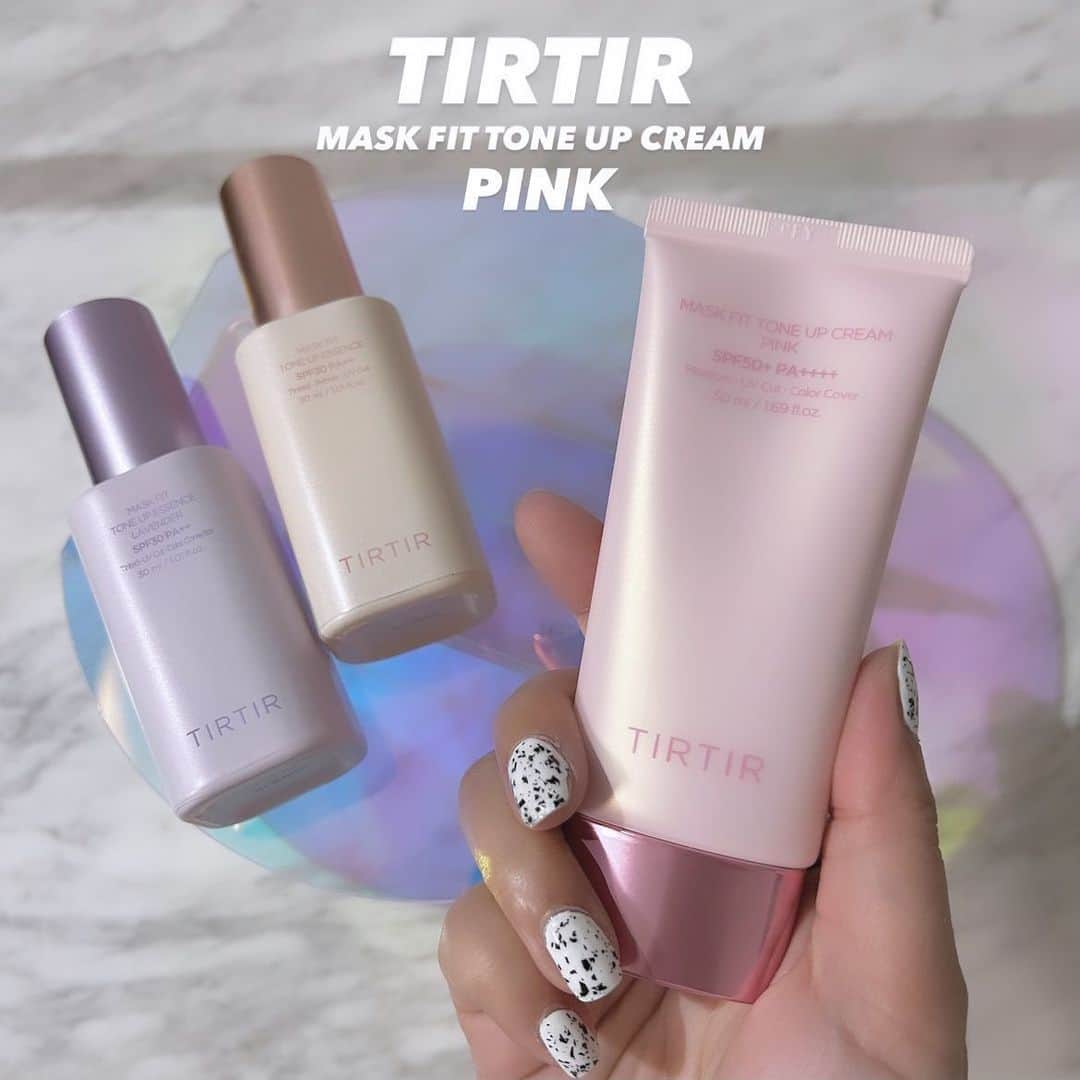 mmmaaakkkiiikkkoooさんのインスタグラム写真 - (mmmaaakkkiiikkkoooInstagram)「#PR 大人気  @tirtir_jp_official の マスクフィットトーンアップシリーズ🤍 MASK FIT TONE UP CREAMのPINK💗  溶け込む保湿クリームにピンク色のパウダーを加え、血色不足の肌に明るい血色となめらかな肌を与えるピンクトーンアップクリームは、伸びがとても良く、ワンプッシュだけで全顔に使える神コスパ、永久不滅下地◎  メイク前の段階でトーンを整え、紫外線カットもできる◎  スキンケアのようにみずみずしい水分感✨ さっぱりしていてベタベタしないし、マスクに付きにくいのもお気に入り💛  . . . . .  @cchannel_lemonsquare  @tirtir_jp_official #lemonsquare🍋 #tirtir #pr #トーンアップクリーム #化粧下地 #ファンデフリー #カラーベース #ピンクトーンアップ #トーンアップ日焼け止め #ナチュラルメイク #ブラーカバー #保湿カバー #イエロートーンアップ」10月31日 22時16分 - mmmaaakkkiiikkkooo