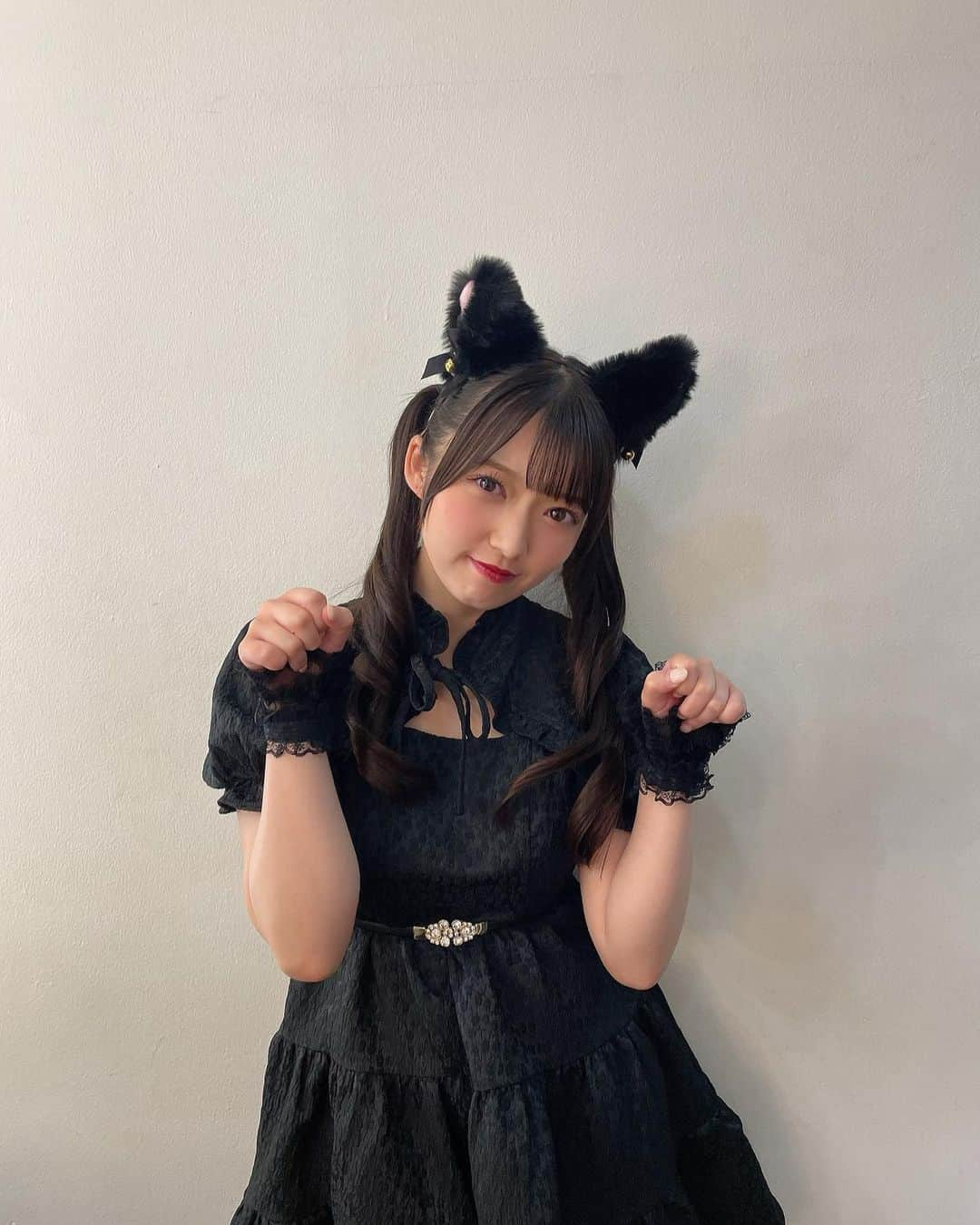 山岸理子のインスタグラム：「* ⁡ はぴはろ🐈‍⬛🐾🎃🐥⸒⸒ ⁡ ⁡ #tsubaki_factory #山岸理子 #HappyHalloween #アイドルしてるうちに #アイドル写真あげないと #汗 #今日もリハーサルだったよ #プチ仮装した #最後におまけ #ひよこの再来」