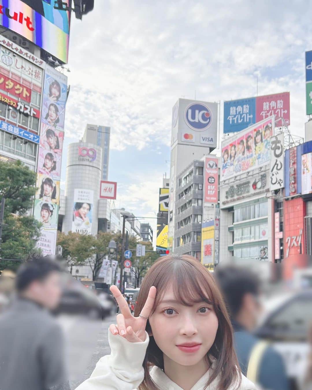 辻野かなみさんのインスタグラム写真 - (辻野かなみInstagram)「❤︎  ⁡ 渋谷の広告を母と見て来ました😊 ⁡ 高校生の頃毎日のように通ってた渋谷に 自分が大きくいるの嬉しすぎます🎶 しかも、109を挟んでポスターがあるから目に留まりやすいよね！！ ⁡ 10月は、地下鉄の階段にもいたり……♡ 渋谷がとき宣でいっぱいでしたねっ！ ⁡ 西村ビルの上の看板広告は11/14まで延長になりました✨ 是非、渋谷に行った時はみてねっっ♡ ⁡ ⁡ 2024年1月27日、28日は横浜アリーナで ワンマンライブです🧡 ⁡ 初めての方、お久しぶりの方、いつも来てくださる方！ みーーーんなで楽しい時間を作れたら嬉しいです☺️ ⁡ 是非、迷ってる方は会いに来てねっ♪ ⁡ ⁡ #辻野かなみ　#かなみん　 #渋谷  #アイドル  #横浜アリーナ #超ときめき宣伝部　#超とき宣 #𝗂𝗇𝗌𝗍𝖺𝗀𝗈𝗈𝖽 #𝗂𝗇𝗌𝗍𝖺𝗅𝗂𝗄𝖾 #𝖿𝗈𝗅𝗅𝗈𝗐𝗆𝖾 #𝗅𝗈𝗏𝖾 #데일리룩　#데일리룩코디　#패션	#오오티디 #데일리　#좋아요　#팔로우」10月31日 22時20分 - kanami_tsujino_official
