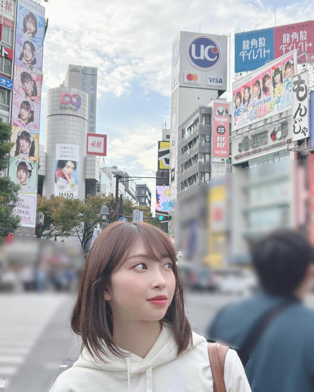 辻野かなみさんのインスタグラム写真 - (辻野かなみInstagram)「❤︎  ⁡ 渋谷の広告を母と見て来ました😊 ⁡ 高校生の頃毎日のように通ってた渋谷に 自分が大きくいるの嬉しすぎます🎶 しかも、109を挟んでポスターがあるから目に留まりやすいよね！！ ⁡ 10月は、地下鉄の階段にもいたり……♡ 渋谷がとき宣でいっぱいでしたねっ！ ⁡ 西村ビルの上の看板広告は11/14まで延長になりました✨ 是非、渋谷に行った時はみてねっっ♡ ⁡ ⁡ 2024年1月27日、28日は横浜アリーナで ワンマンライブです🧡 ⁡ 初めての方、お久しぶりの方、いつも来てくださる方！ みーーーんなで楽しい時間を作れたら嬉しいです☺️ ⁡ 是非、迷ってる方は会いに来てねっ♪ ⁡ ⁡ #辻野かなみ　#かなみん　 #渋谷  #アイドル  #横浜アリーナ #超ときめき宣伝部　#超とき宣 #𝗂𝗇𝗌𝗍𝖺𝗀𝗈𝗈𝖽 #𝗂𝗇𝗌𝗍𝖺𝗅𝗂𝗄𝖾 #𝖿𝗈𝗅𝗅𝗈𝗐𝗆𝖾 #𝗅𝗈𝗏𝖾 #데일리룩　#데일리룩코디　#패션	#오오티디 #데일리　#좋아요　#팔로우」10月31日 22時20分 - kanami_tsujino_official
