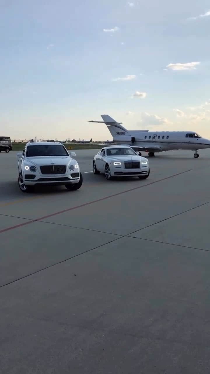 The Luxury Lifestyle Magazineのインスタグラム：「@vomos Unleash your inner speed demon and hit the road in style.  Visit VOMOS.com to reserve your exotic car rental today.  Experience the thrill of driving your dream car and turn every street into your personal runway. Buckle up for the ride of your life!」