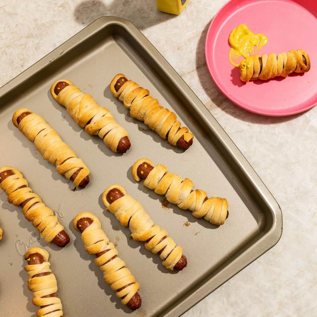 クリッシー・テイゲンのインスタグラム：「Happy Halloween! Very little makes us happier than sausage and syrup. But wait, it gets better. Wrap those babies mummy-style in our Buttermilk Mochi Pancake & Waffle mix (a spin on Chrissy’s Hot Dog Mummies), put on some spooky tunes, and watch them disappear freaky-fast. Pro tip: For pancakes made foolproof, get John’s Secret to Pancake Perfection Kit. Tap to shop or see link in bio for recipe.」