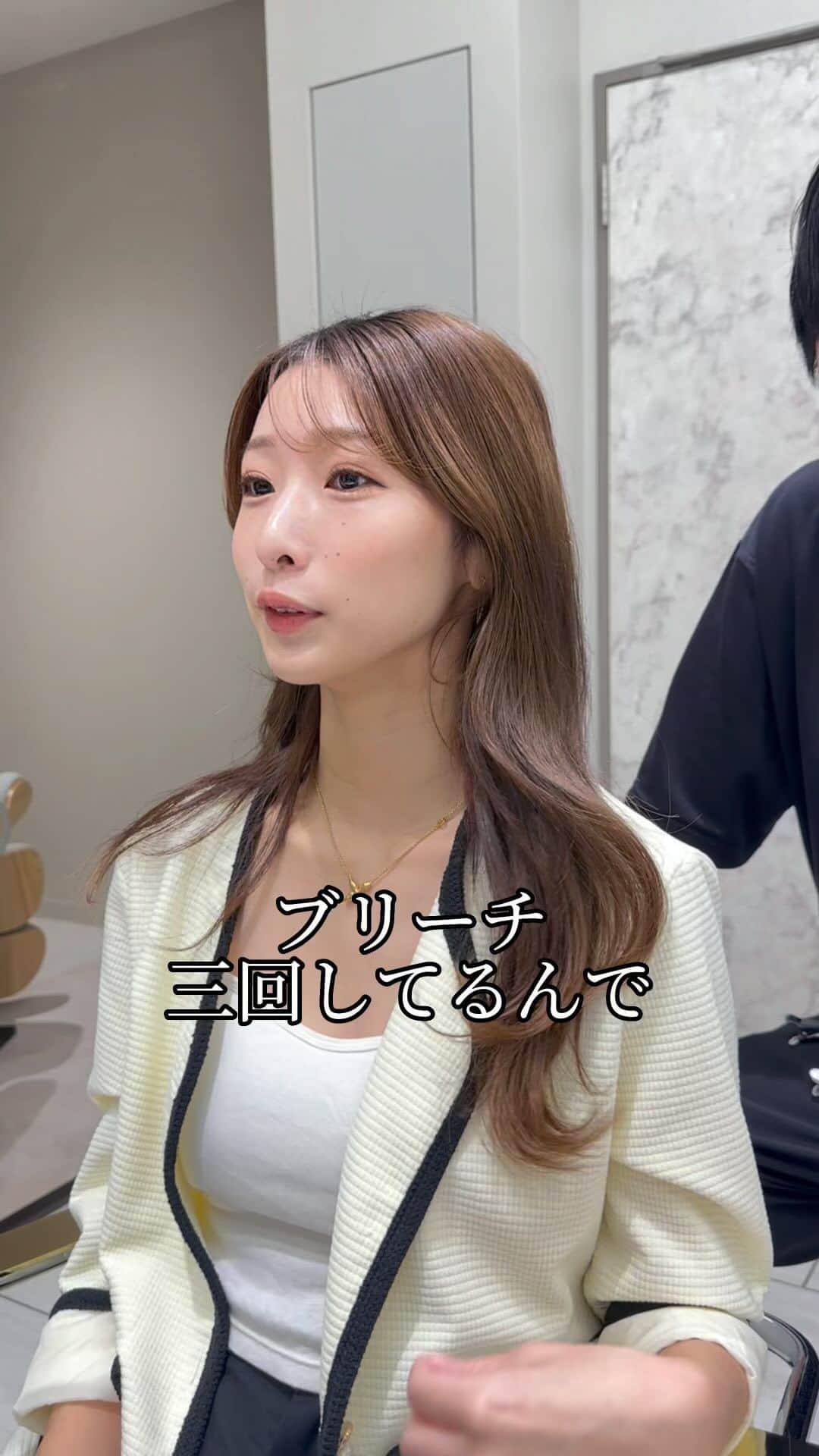 高橋英昇のインスタグラム：「毛先痛みが気になる方や、前髪顔周り気になる方へ❤︎ オーダーの際に保存してお使いください✨ ˗˗˗˗˗˗˗˗˗˗˗˗˗˗˗˗˗˗˗˗˗˗˗˗˗˗˗˗˗˗˗˗˗˗˗˗˗˗ ⁡ ◌ @eisho_coa  ⁡ 前髪顔周りのどんな悩みも 是非ご相談下さい✨ ⁡ ☑︎流し前髪だけど要望と違う ☑︎前髪顔周りを切られすぎる ☑︎顔周りがなくて困っている ☑︎前髪が巻きづらく上手くいかない ☑︎変な毛がいつも前髪に出てくる ☑︎扱いづらくて困っている ☑︎おでこが狭くて悩んでいる ⁡ などなど 少しでも気になることは全てお聞かせ下さい✨ メモ持ってきても大丈夫です📝 ⁡ ˗˗˗˗˗˗˗˗˗˗˗˗˗˗˗˗˗˗˗˗˗˗˗˗˗˗˗˗˗˗˗˗˗˗˗˗˗˗ ⁡ ⁡ ◌ 料金 ◌ ・カット ¥8800 ・カット 𓂃 トリートメント ¥12100 ・カット 𓂃 カラー ¥17600 ・カット 𓂃 カラー 𓂃 トリートメント ¥22000 ⁡ ※初回のみ指名料+¥3300かかります。 2回目以降は指名料無料です。 ⁡ ⁡ 𓂃 よくあるご質問 𓂃 ⁡ ⁡ Q . 予約はどうしたらいいですか？ ⁡ ✎ プロフィールのURLからお待ちしております✨ ⁡ ⁡ Q . 場所はどちらですか？ ⁡ ✎ 東京都中央区銀座6-13-9 GIRAC GINZA 7F 【銀座駅5分、東銀座駅から徒歩3分】 ⁡ ⁡ Q . 投稿に可愛い子しか載っていないですが、 私が行っても大丈夫ですか？ ⁡ ✎もちろん大丈夫です。 僕のお客様は【3歳〜74歳】の 子連れ様から老若男女幅広いの方が ご来店してくださっております。 女性は必ず可愛くします！ 実は男性のカットも得意です。 最近ご紹介もかなり多いです✨ ⁡ Q . どんな美容師？ ⁡ ✎ お話するのが好きです✨ ただ施術中は技術に没頭する時があり その時はあまり話さなくなります✂︎ ⁡ Q . カウンセリングはしっかりしてもらえますか？ ⁡ ✎もちろんです！ 前髪顔周りの生え際、癖毛、割れめ、こめかみ、 頬骨、えら、丸顔、面長、りんかく などのお悩みもしっかりカウンセリングさせて頂いてから 施術に入らせて頂きますのでご安心ください✨ ⁡ ⁡ カットは【前髪】【ロングレイヤー】 が好きですが、 ミディアム、ボブ、ショート、 メンズカットも好きです。 巻きも得意なので、 知りたい方はなんでもお伝えします✨ ⁡ カラーはブリーチなしのワンカラーで 【艶感】【透明感】【くすみ感】が出るように 300種類以上の中から 独自の配合で調合しております。 ⁡ ストレートはダメージを最小限で抑えられるように かなりこだわっています！ 微アルカリ〜弱酸領域の範囲で施術するので 基本的に【ヘアカラー】と同時施術が可能です✨ ⁡ トリートメントはできるだけ長持ちできるように 【手触り】【質感】にこだわっています！ あとはアウトバスのヘアケアも重要なので 興味ある方はしっかり説明しています✨ ⁡ パーマは最近持ちの良いデジタルパーマが好きです。 熱処理する事で普通のパーマより持ちが良くなります。 僕の使う薬剤は基本的にダメージを最小限でかけるので コテを使って巻いても大丈夫です。 巻かなくても普段のスタイリングはかなり楽になります✨ ⁡ #銀座　#千葉　#前髪カット　#顔周りカット　#小顔カット　#おくれ毛カット　#顔周り　#前髪　#シースルーバング　#かきあげ前髪　#小顔に見える顔周り #小顔カット #似合わせカット　#おくれ毛　#前髪顔周り似合わせ」