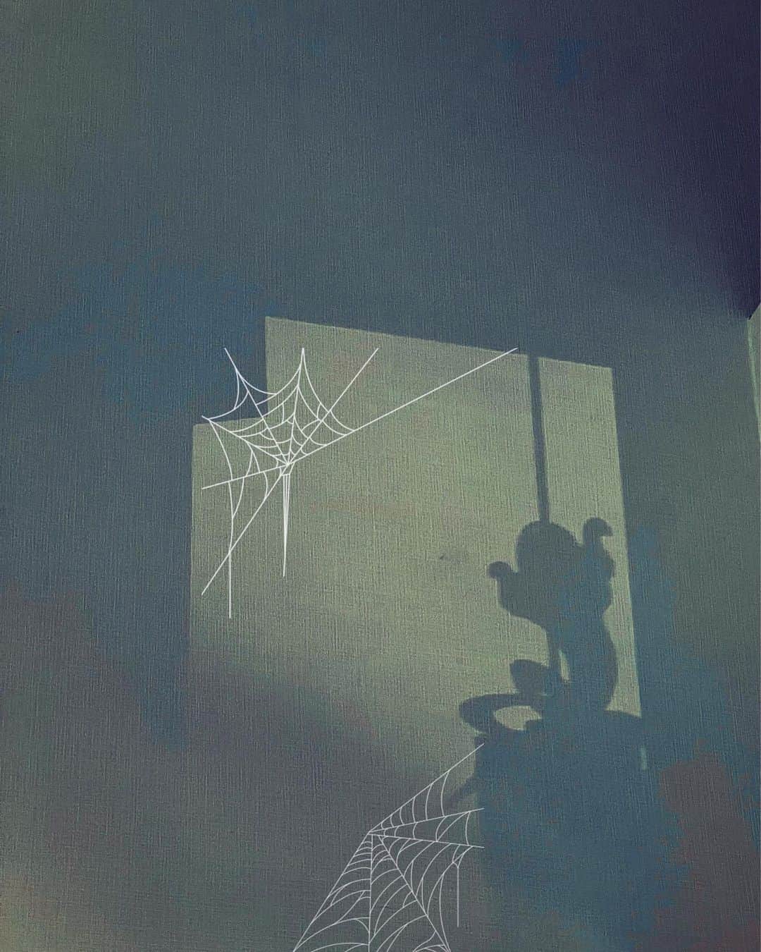 K.A.Zのインスタグラム：「壁に映ってた影に 蜘蛛の巣のスタンプ貼ってみたら ハロウィンっぽくなった🎃🎵」