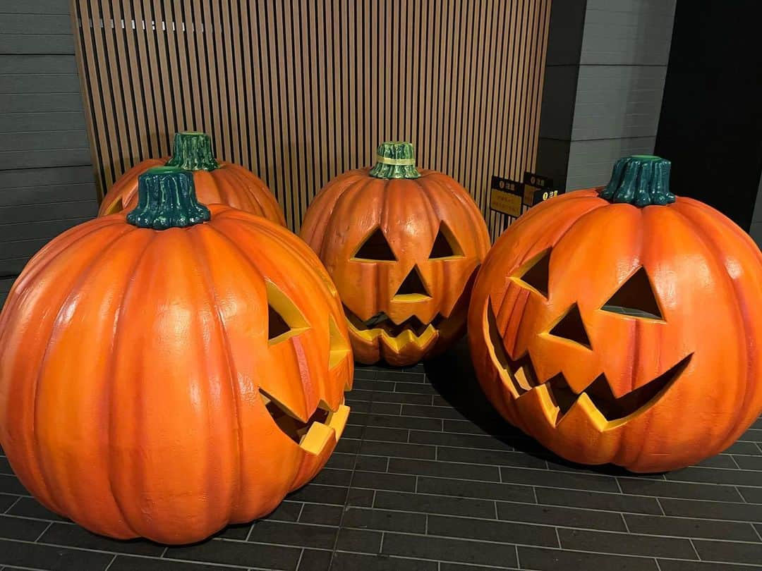 莉奈さんのインスタグラム写真 - (莉奈Instagram)「⁡ ハッピーハロウィン🎃 ⁡ 現場でこれでもかってくらいハロウィンな経験をしたのですが、プライベートで何もできなかったのがやっぱり寂しくて、帰宅後に堕姫と妓夫太郎と一緒にかぼちゃプリンを食べました✌🏻 ⁡ 舞台「鬼滅の刃」のテーマソングである「残酷謡」の歌唱動画が本日公開されました。 みなさまみていただけましたか？ 稽古も残り数日となり、緊張感の高まる日々です。 ⁡ 初日までまだまだ高めていきたいと思います！ ⁡ ⁡ #舞台 #鬼滅の刃 #堕姫」10月31日 22時24分 - rinascollage