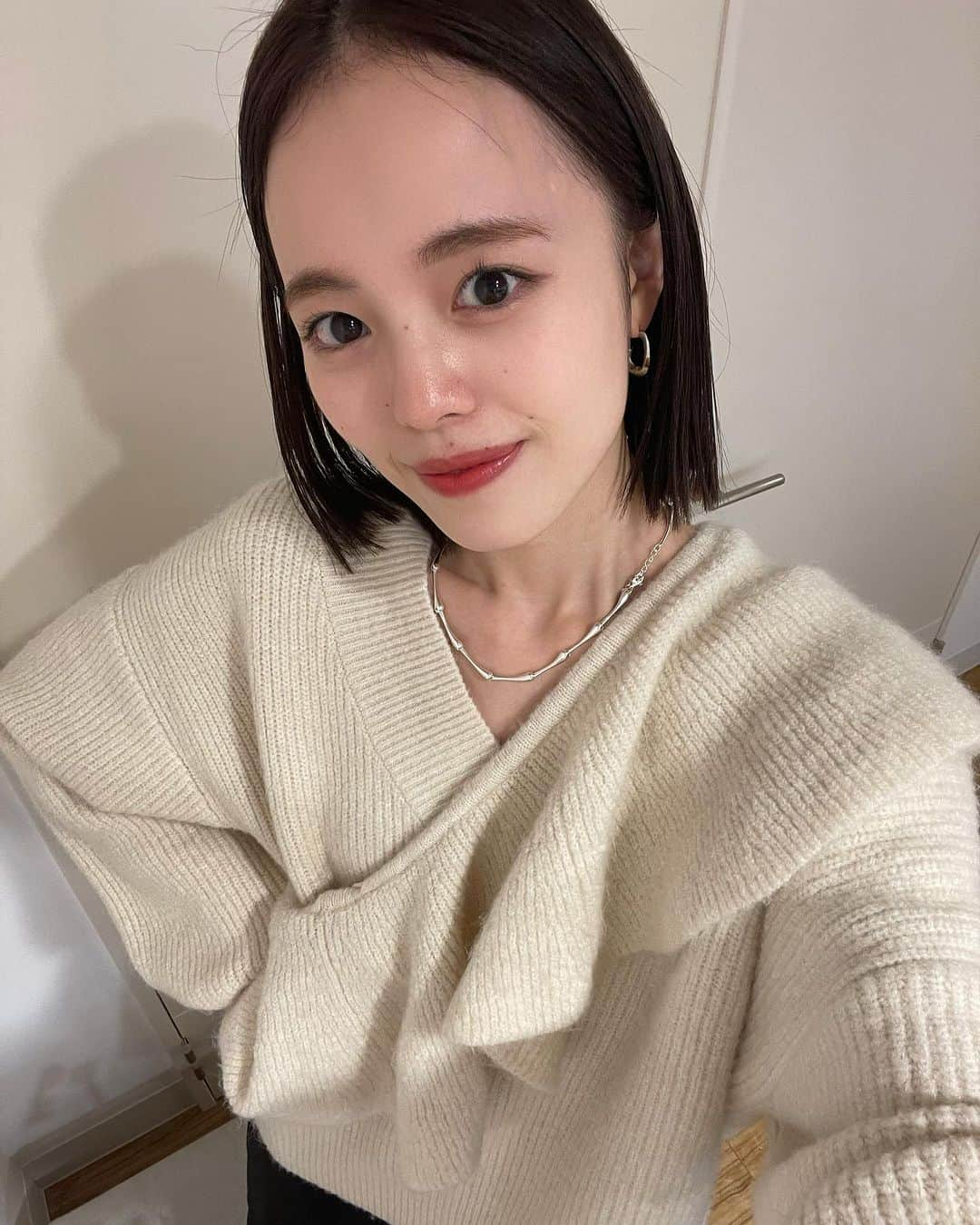 森川小百合のインスタグラム：「おすすめknit🤍🤍  10月の最後にお気に入りニットを発見😎 今日のライブでも沢山ご紹介してしまった♡  あっという間の10月 今月もみなさんお疲れ様でした☕️  #やっすーニット　☺︎   #mystic#mystic_2023ss#mystic_mystyle#コーディネート#ワンピースコーデ#ワンピ#秋#秋服#夏服#ワンピース#ジャケット#ジャケットコーデ#ミニスカ#スカート#スカパン#デート#デート服#おでかけ#おでかけコーデ#163cm#163cmコーデ#骨格ウェーブ #骨格ナチュラル#骨格ウェーブ#ニット#ニットコーディネート#秋#冬#原宿#表参道#ミニボブ」