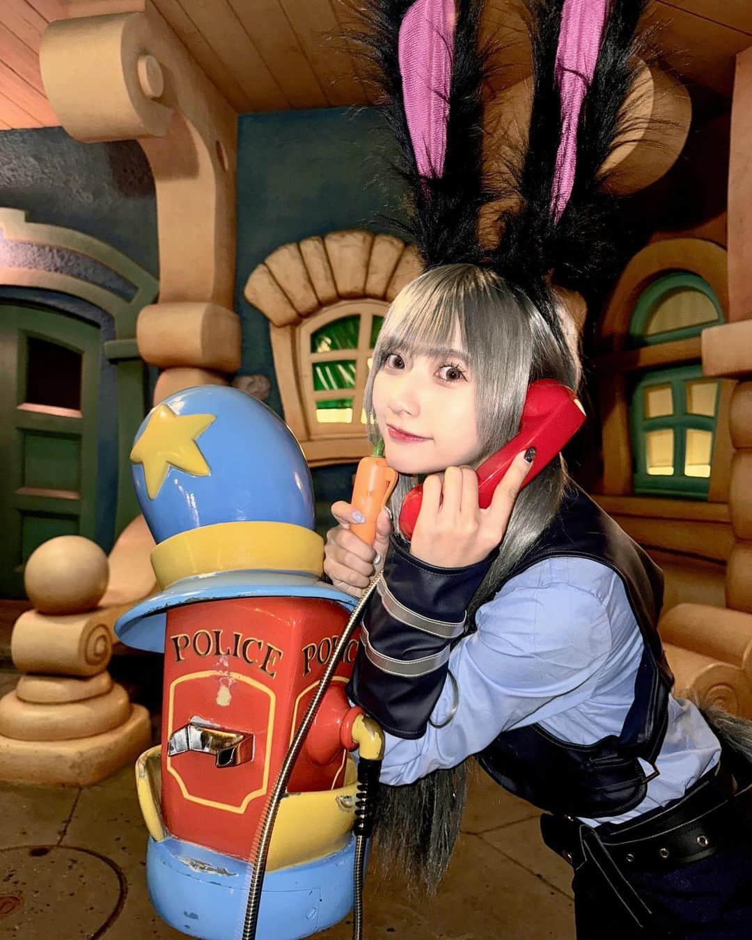 山田麻莉奈のインスタグラム：「. 🚨🐰🥕  #ディズニー #ディズニーランド #dハロ #dハロ仮装 #ハロウィン #コスプレ #ズートピア #ジュディ #ズートピアコスプレ #トゥーンタウン #disney #disneyland #cosplay #halloween」