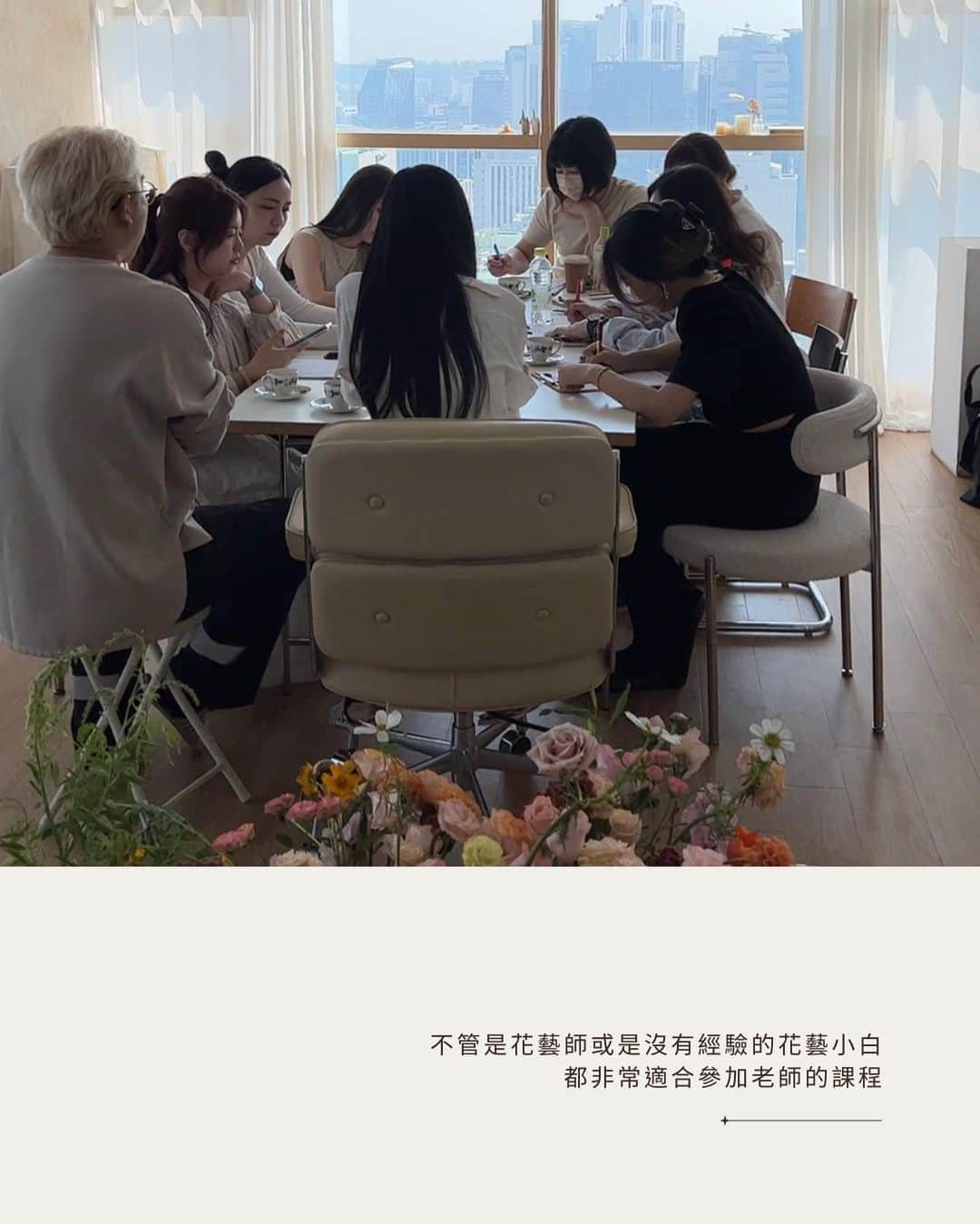 플로리스트 이주연 florist Lee Ju Yeonさんのインスタグラム写真 - (플로리스트 이주연 florist Lee Ju YeonInstagram)「| Vaness Flower 臺北韓式商業花禮設計課程| . 時隔四年！韓式花藝最具代表性的 Vaness Flower 李周妍老師12/2-12/3將要來台北了！老師可以說是韓式花藝在IG流行起來時的鼻祖了，並且是許多韓式風格花藝師的啟蒙老師，包含我自己（笑）。  四年的時間，老師的風格更加優雅和時髦，特別是必學的花束設計，空氣感的花束，以及俐落的曲線和優美的包裝，看似簡單製作其實非常困難。這堂課除了基礎的花束螺旋技巧，更強調花材的挑選搭配、配色原理、設計重點，以及最新包裝的手法和精髓。  這次也為大家精選，同樣是韓式花禮中熱門的作品，並且如何有效率的完成。作為一個花藝工作室從業者的經驗，強烈推薦 Vaness Flower 的課程給大家，除了作品漂亮也是客人願意買單的商業花禮，在競爭的環境下，提升美感以及技術，為新的一年做出成熟的準備。  ｜課程日期｜ Day 1：12/2（六） Day 2：12/3（日）  ｜課程作品｜ ·韓式花束及包裝 ·韓式橢圓線條感捧花 ·單枝花束示範 ·韓式手臂捧花 ·韓式花籃 ·高架花籃示範  *課程可單日報名 *課後將頒發Vaness Flower證書 *諮詢請私訊客服Line *報名請填寫主頁連結的表單 https://forms.gle/X2XG1k9jZUmppkwBA . . . 預定花禮、佈置諮詢 請私訊留言📩LINE ID prozessflower . . #prozessflower #花藝設計 #韓式花束 #花藝課程 #婚禮佈置 #台東婚禮佈置 #台北婚禮佈置 #台東花店 #台北花店 #handtied #bouquet #vanessflower」10月31日 22時25分 - vanessflower