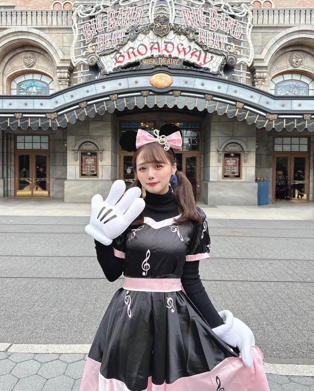 計良日向子（ひなひ）さんのインスタグラム写真 - (計良日向子（ひなひ）Instagram)「. Dハロ仮装2023🐭🎶🎀 . . . 今年はBBBのピアノちゃん衣装🎹💞 可愛い、、！♡ ミニーちゃんの衣装の中でもトップで好き🤍 . . . 今年はラス日のみの仮装になったけど 今年も行けてよかったー💞 デリのサンドが大好きすぎて毎回食べてたけど 今日はズンのセットにしてみたよ！ 美味しかったからもっと食べればよかった、！ クリスマスも楽しみだなぁ🎄💝 . . . #ディズニーシー #ディズニーコーデ #ディズニー仮装 #dハロ仮装 #dハロ仮装2023 #bbb #ビックバンビート #ピアノちゃん #ディズニーハロウィン #ハロウィン」10月31日 22時27分 - kerahinako1105