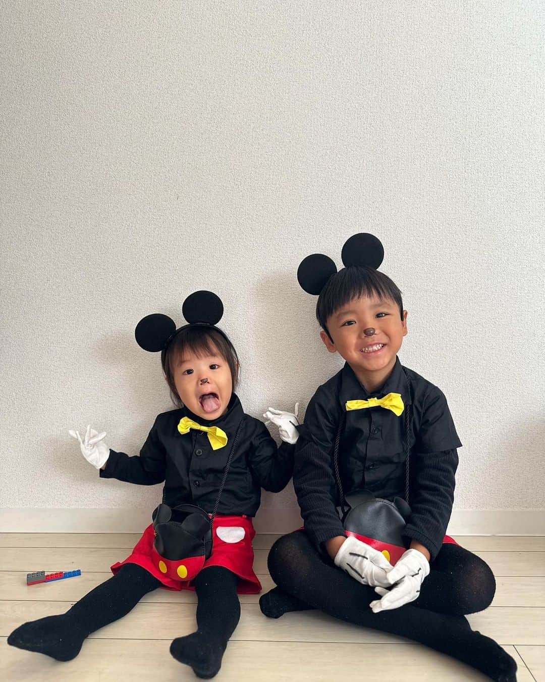 小西翼のインスタグラム：「Happy Halloween 🎃♡ 今年はミッキーになりました🐭！  今年はお菓子をもらいに街中歩いたり🍬👻 お友達とハローウィンパーティができたり、 子どもたちも楽しかったやろなぁ〜🤍  来年も楽しく過ごせますように✨  最後の写真は、耳付けてくれないから 髪の毛でミッキーにしてみた🤣  #Halloween#ハローウィン #ミッキー仮装#ミッキー #ミッキーマウス」