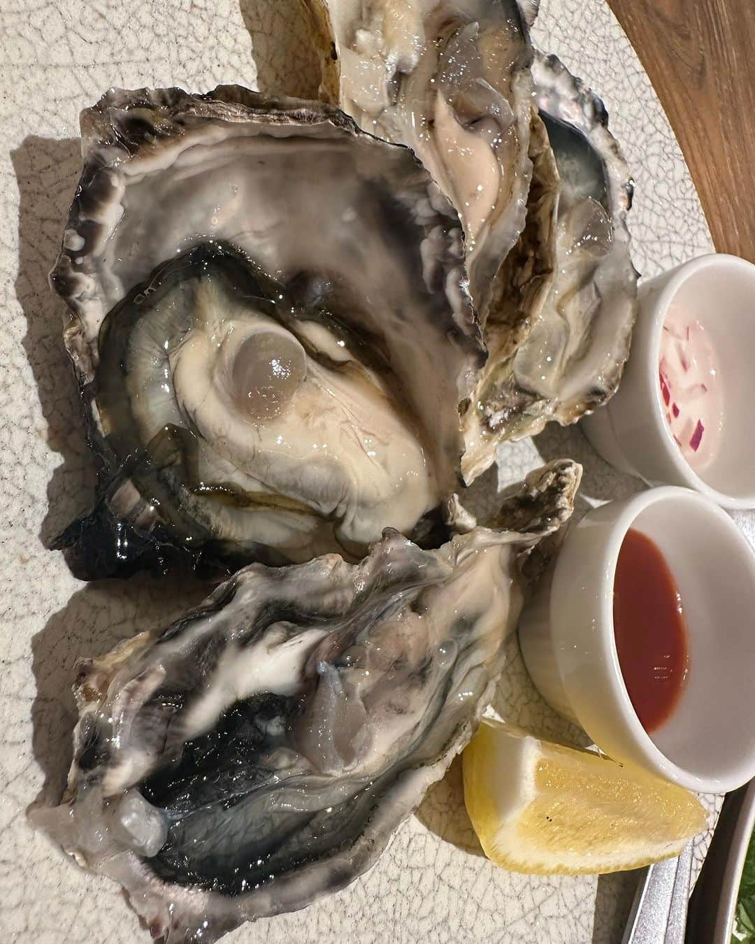 のインスタグラム：「新しく出来たお店で食べた牡蠣🦪 小さめの牡蠣はスパークリングに合うね🥰 オイスターバーでは無いけど、牡蠣がメニューにあるお店が何軒か並んでてウケた💕  全部制覇したい❣️」