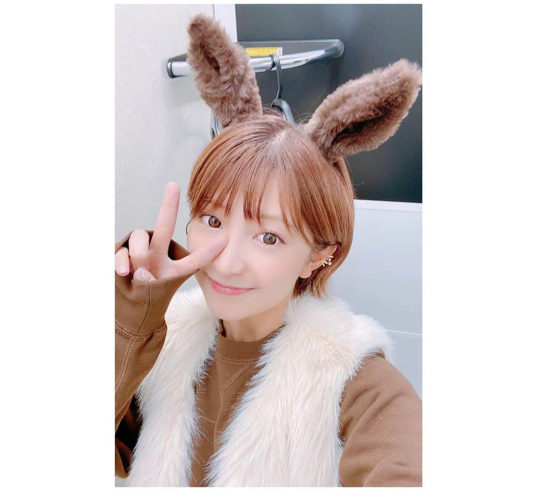 矢口真里さんのインスタグラム写真 - (矢口真里Instagram)「本日の ウマきゅんもとてもとても楽しかったです！！ 結果は、まあアレでしたけど。。。 ジョッキークイズのじゃいさん面白かったー😂✨ あと写真のポーズも不思議w けいにゃちゃんもとっても優しくて居心地の良い娘さんでした☺️🩷  本日私はお馬さんの仮装しましたよ🐎 耳つけただけだけど😁 ちなみに走ったら遅いです。。。 お疲れ様でしたー！！  #ウマきゅん」10月31日 22時39分 - mariyaguchi_official