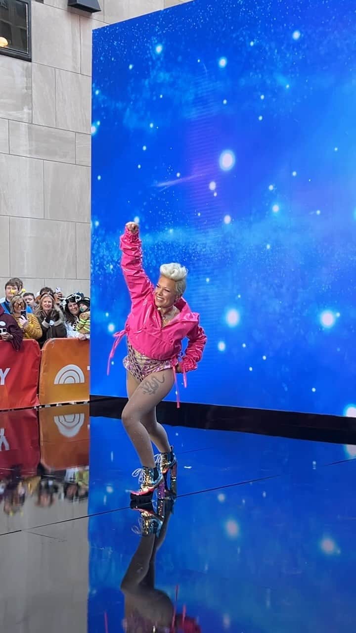P!nk（ピンク）のインスタグラム：「… to @dylandreyernbc! 💕 as pink!!」