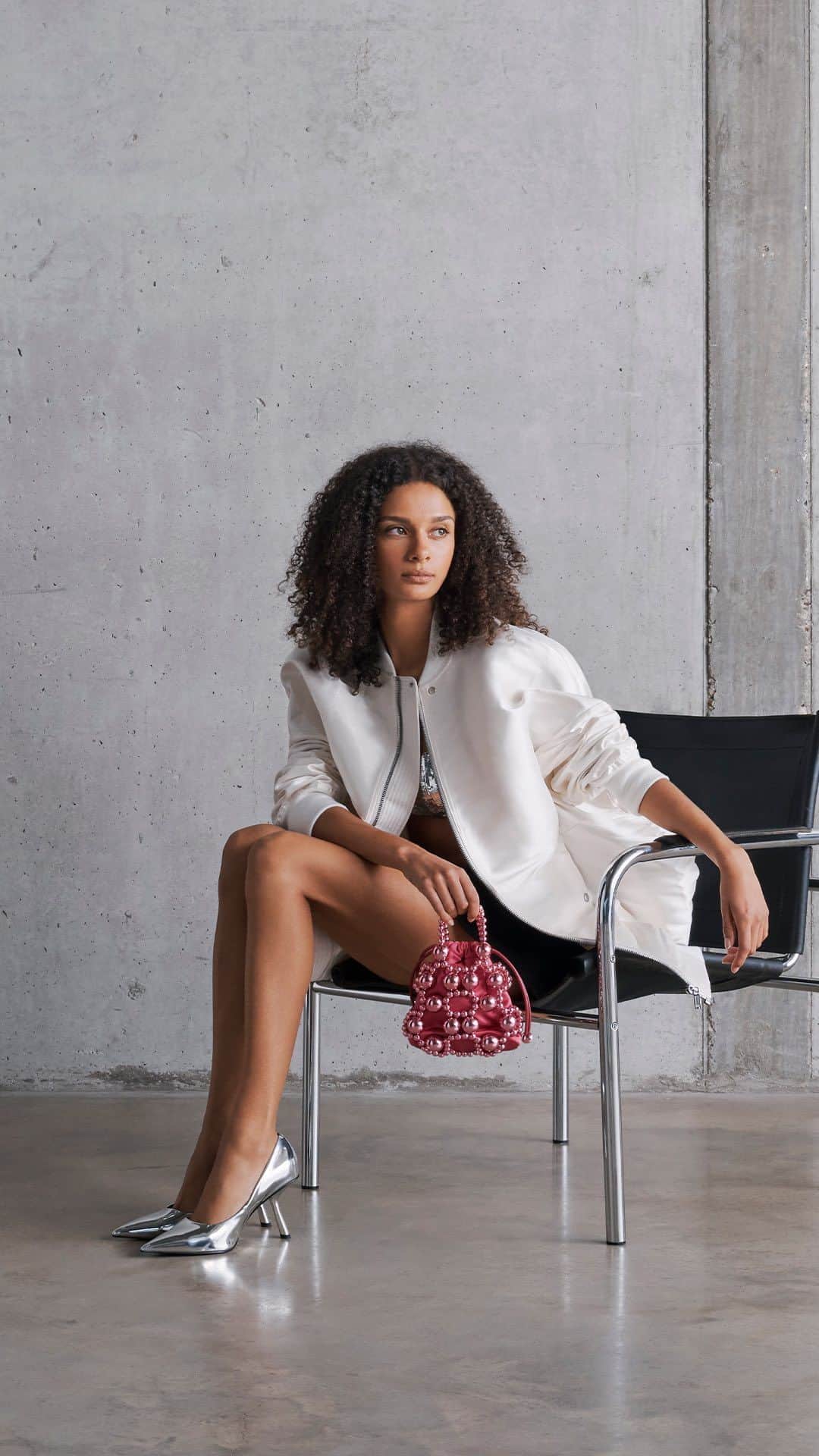 CHARLES & KEITH JAPAN CHARLES & KEITHのインスタグラム：「【CHARLES & KEITH HOLIDAYS】⁠ ⁠年末に向けて華やかなシーンが増え、ホリデームードが高まるシーズン。⁠ パーティーコレクションは大胆なメタリック仕上げと、光沢感のあるパテントが、洗練されたシンプルさと未来的な華やかさを象徴。⁠ ⁠ #CharlesKeithCelebrates⁠ #CharlesKeithFW23⁠ #チャールズアンドキース ⁠」