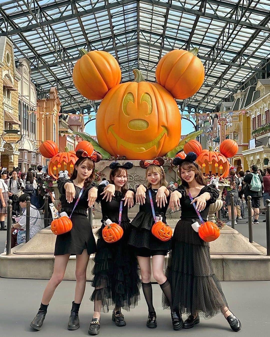小沼瑞季のインスタグラム：「𝓗𝓪𝓹𝓹𝔂 𝓗𝓪𝓵𝓵𝓸𝔀𝓮𝓮𝓷🎃  今年のハロウィンはおうちでゆっくり👻 来年は何かちゃんとした仮装しようかな🎵  #tokyodisneyland #disneyparks #disneyhalloween #ディズニーハロウィン #ディズニーコーデ #ディズニーハロウィン2023 #ハロウィン #dハロ #みいきディズニー🏰💞」