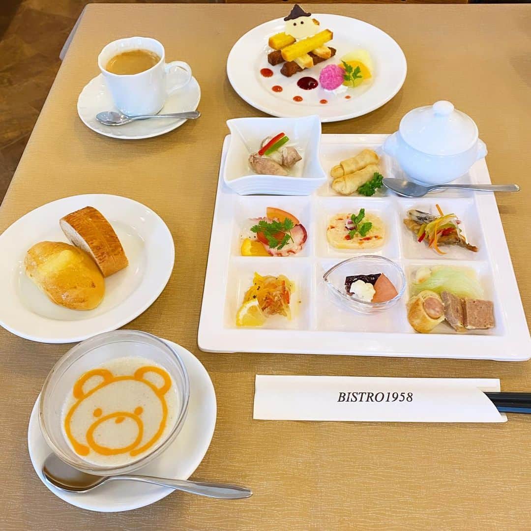 川島恵さんのインスタグラム写真 - (川島恵Instagram)「コレcheck!の取材で都城市の「BISTORO1958」さんに取材に行きました🍴 ・ 店内には、とっても可愛いクマさんが！癒される〜🧸 ・ 元有名ホテル統括料理長のシェフ曰く「色を食べるフレンチ🍴」とのことで、クマちゃんと一緒に楽しみにお料理を待つと…  まさに芸術〜🌈パレットに食材の豊かな色合いを絵を描くように繊細に表現されていて、感動しました🌈 ・ 🧸さんを描いたスープも！可愛いです！ ・ お料理、しばらく眺めながらいただきました！とっても美味しい💕まさに色をいただきながら、味わいもカラフル🌈 ・ 写真は、ランチですが、ディナーもとっても豪華で美味しかったです！(要予約) お店もアットホームな雰囲気で、お箸で気軽に食べられるフレンチ🇫🇷 詳しくは、mrtテレビ「check！」のInstagramをチェックしてくださいね🍴 ・ #ビストロ1958 #ビストロ１９５８ #フレンチ #フランス料理 #ランチ #ディナー #取材 #グルメ取材 #リポート #食リポ #色を食べる #色を食べる料理 #カラフル #パレット #芸術作品  #check」10月31日 22時33分 - mrt.kawashima