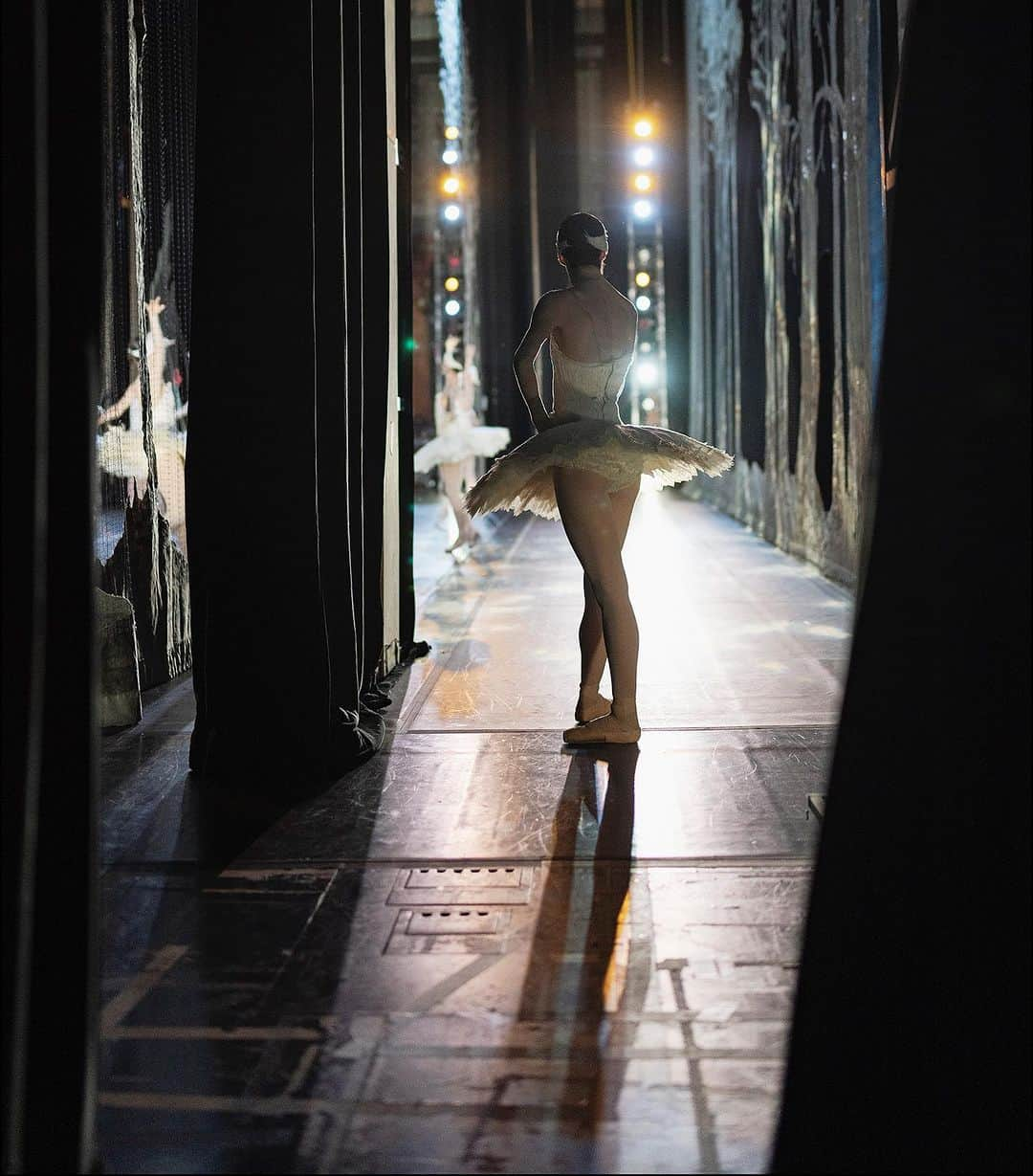 ballerina projectのインスタグラム：「𝐌𝐚𝐱 𝐑𝐢𝐜𝐡𝐭𝐞𝐫 - Odette  @maxrichtermoves #maxrichter #ballerinaproject #ballerina #ballet #dance #swanlake #odette #backstage   Ballerina Project 𝗹𝗮𝗿𝗴𝗲 𝗳𝗼𝗿𝗺𝗮𝘁 𝗹𝗶𝗺𝗶𝘁𝗲𝗱 𝗲𝗱𝘁𝗶𝗼𝗻 𝗽𝗿𝗶𝗻𝘁𝘀 and 𝗜𝗻𝘀𝘁𝗮𝘅 𝗰𝗼𝗹𝗹𝗲𝗰𝘁𝗶𝗼𝗻𝘀 on sale in our Etsy store. Link is located in our bio.  𝙎𝙪𝙗𝙨𝙘𝙧𝙞𝙗𝙚 to the 𝐁𝐚𝐥𝐥𝐞𝐫𝐢𝐧𝐚 𝐏𝐫𝐨𝐣𝐞𝐜𝐭 on Instagram to have access to exclusive and never seen before content. 🩰」