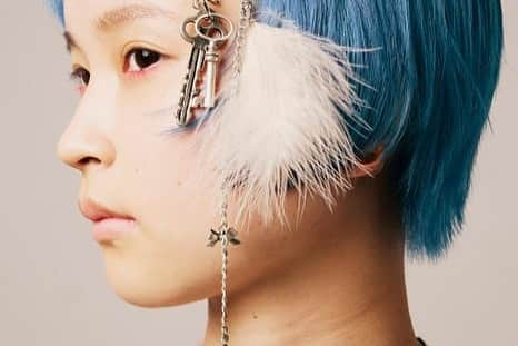 GLITTERさんのインスタグラム写真 - (GLITTERInstagram)「セルフでもトレンドヘアは作れる！ プロのヘアメイクによる2023年冬のトレンドヘアカラー３スタイルをメイクのコツやアレンジテクもあわせて大公開。 今さら聞けないブリーチQ&Aやお悩み別メンテナンスアイテムもクローズアップ！   ■𝐺𝐿𝐼𝑻𝑻𝑬𝑹_𝑶𝑵𝑳𝑰𝑵𝑬■ ■NEWSやトピックス、WEB限定記事を配信中■ @glitter.mag ▶︎プロフィールからリンク  #GLITTER #グリッター　 #glittermagazine #glitter #雑誌GLITTER #ヘアメイク　 #トレンドヘアカラー  #ハイトーン　 #インナーカラー #got2b」10月31日 22時39分 - glitter.mag