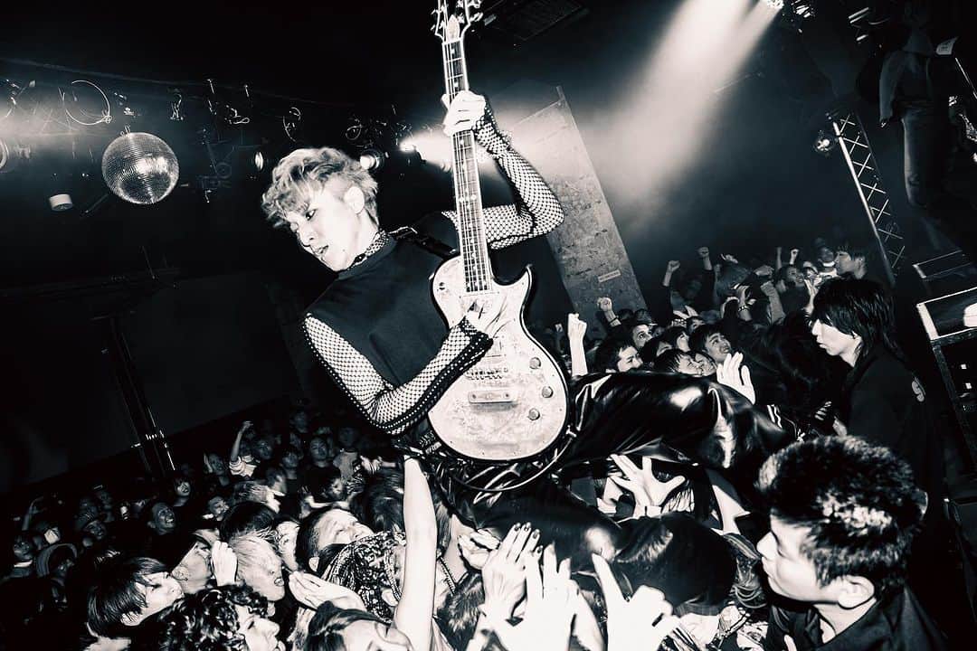 Kazuki Takemuraさんのインスタグラム写真 - (Kazuki TakemuraInstagram)「Live at new venue “META VALLEY” in OSAKA  大阪の新しい遊び場META VALLEY @mv_namba でのライブは、まさにライブハウスのぐちゃぐちゃな感じで高揚して最高でした。遊びに来てくれた皆んなありがとう！  📷 @shot.row」10月31日 22時39分 - kazucrossfaith