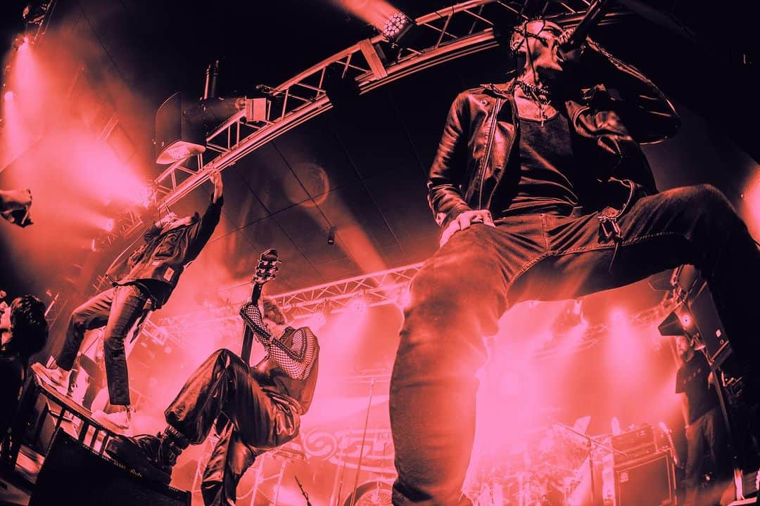 Kazuki Takemuraさんのインスタグラム写真 - (Kazuki TakemuraInstagram)「Live at new venue “META VALLEY” in OSAKA  大阪の新しい遊び場META VALLEY @mv_namba でのライブは、まさにライブハウスのぐちゃぐちゃな感じで高揚して最高でした。遊びに来てくれた皆んなありがとう！  📷 @shot.row」10月31日 22時39分 - kazucrossfaith