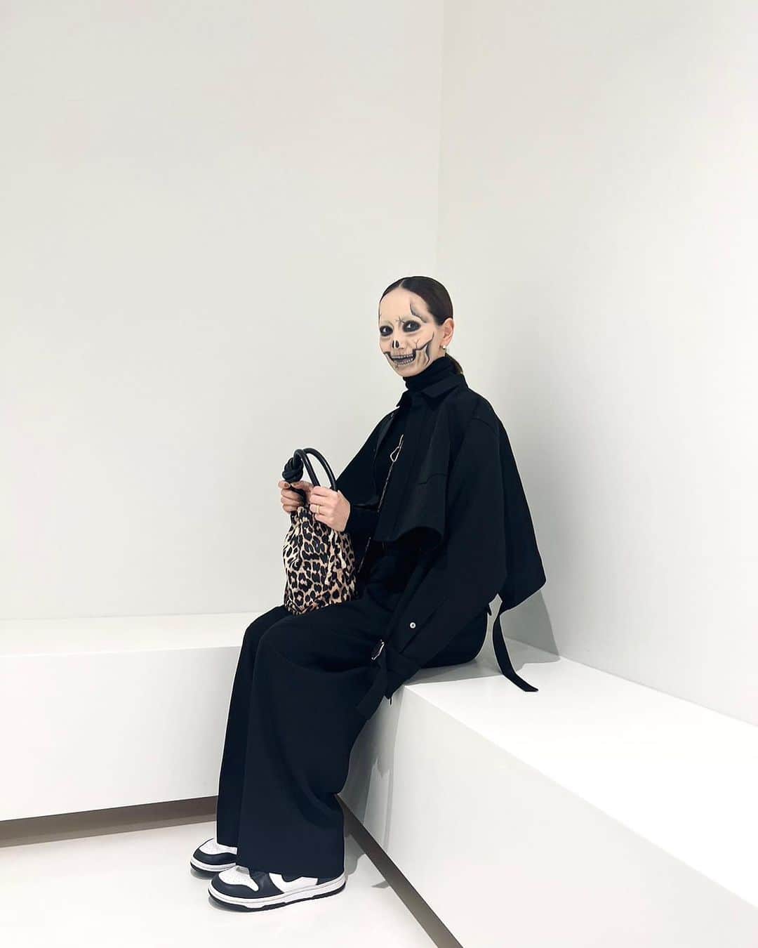 辻元舞のインスタグラム：「. ハッピーハロウィン。 今日はいつもよりメイクに時間がかかってしまいました💄 お店では、歯がと取れてしまうので…と店員さんがストローを刺してくださいました😂 息子達はUSJクオリティのゾンビを見たばかりなのであまり反応は得られず。母ちゃん悲しい。笑 眉毛もちゃんと消して、せっかくだし…とメイク動画(?)を撮ってたんだけどホラー映像すぎて。 YouTubeにしたら来年の参考になりますか？笑 いずれにせよ、このメイクが一日中崩れなかったボビーブラウンのアイライナーは凄いぞという結論です。  #ハロウィン#ハロウィンメイク#タグ付けすな」