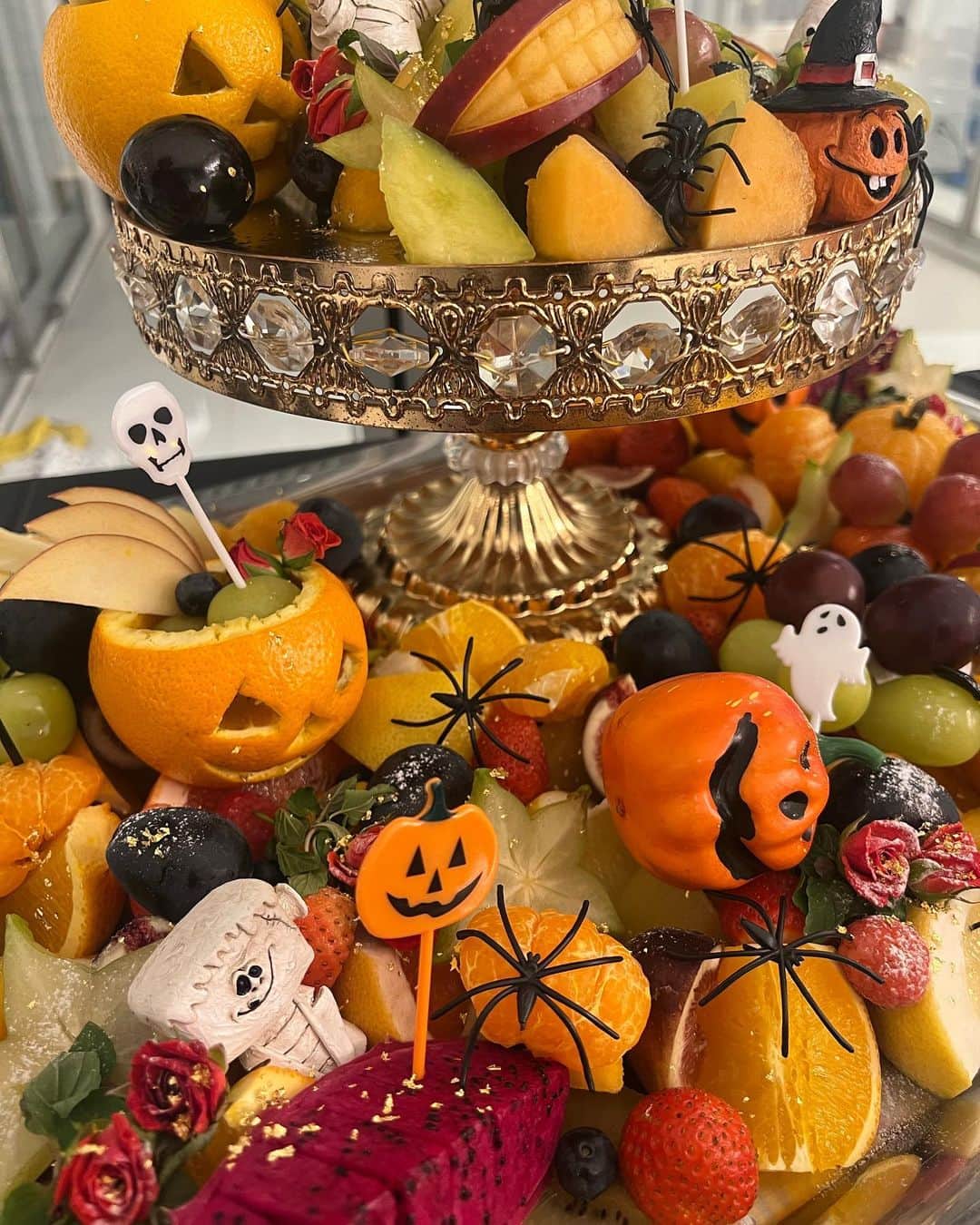 亜弥さんのインスタグラム写真 - (亜弥Instagram)「🎃💀⚰️ 昨日はERAの小学校のお友達のお家で Halloween party❤️ クオリティの高いハロウィンごはんや 手品師🎩(催眠術)も来てくれて子供たちも大喜び🥰 お誘いありがとうございました❤️  本番の今日は保育園の時のお友達と🫶🏾 Trick or Treat👻🍫🍬🍭 2日間楽しいHalloweenでした🎃  #happyhalloween  #trickortreat  #ハロウィンパーティー #料理のクオリティ高い  #人生初の催眠術 #私はかからなかった」10月31日 22時34分 - _ayaaa19_