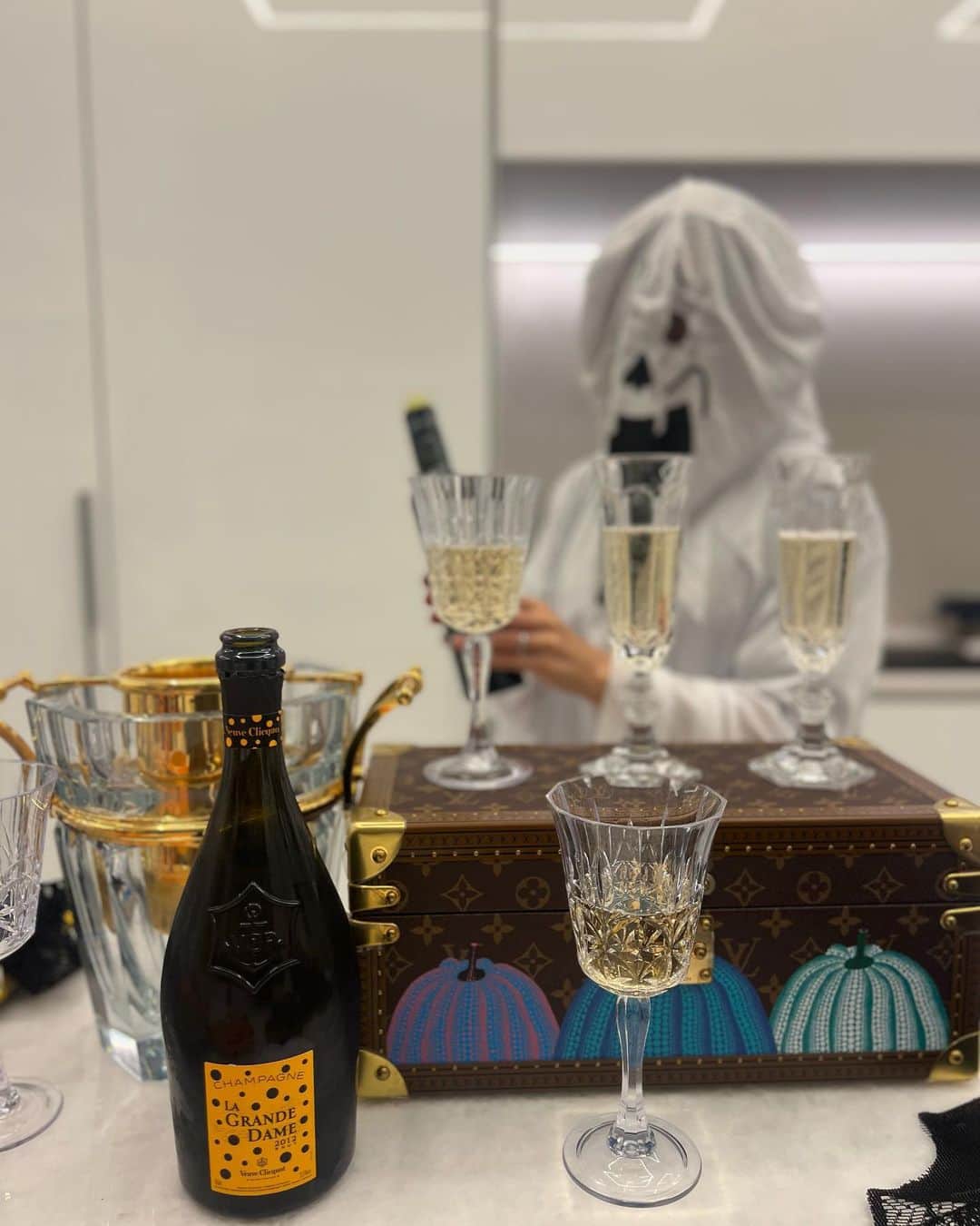 亜弥さんのインスタグラム写真 - (亜弥Instagram)「🎃💀⚰️ 昨日はERAの小学校のお友達のお家で Halloween party❤️ クオリティの高いハロウィンごはんや 手品師🎩(催眠術)も来てくれて子供たちも大喜び🥰 お誘いありがとうございました❤️  本番の今日は保育園の時のお友達と🫶🏾 Trick or Treat👻🍫🍬🍭 2日間楽しいHalloweenでした🎃  #happyhalloween  #trickortreat  #ハロウィンパーティー #料理のクオリティ高い  #人生初の催眠術 #私はかからなかった」10月31日 22時34分 - _ayaaa19_