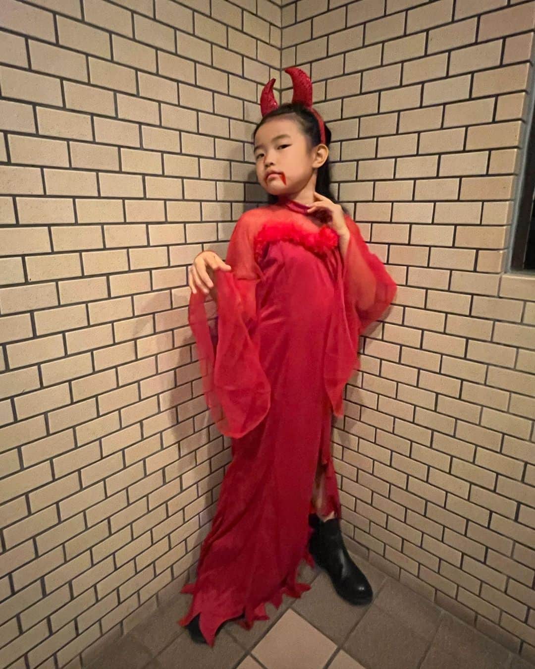亜弥さんのインスタグラム写真 - (亜弥Instagram)「🎃💀⚰️ 昨日はERAの小学校のお友達のお家で Halloween party❤️ クオリティの高いハロウィンごはんや 手品師🎩(催眠術)も来てくれて子供たちも大喜び🥰 お誘いありがとうございました❤️  本番の今日は保育園の時のお友達と🫶🏾 Trick or Treat👻🍫🍬🍭 2日間楽しいHalloweenでした🎃  #happyhalloween  #trickortreat  #ハロウィンパーティー #料理のクオリティ高い  #人生初の催眠術 #私はかからなかった」10月31日 22時34分 - _ayaaa19_