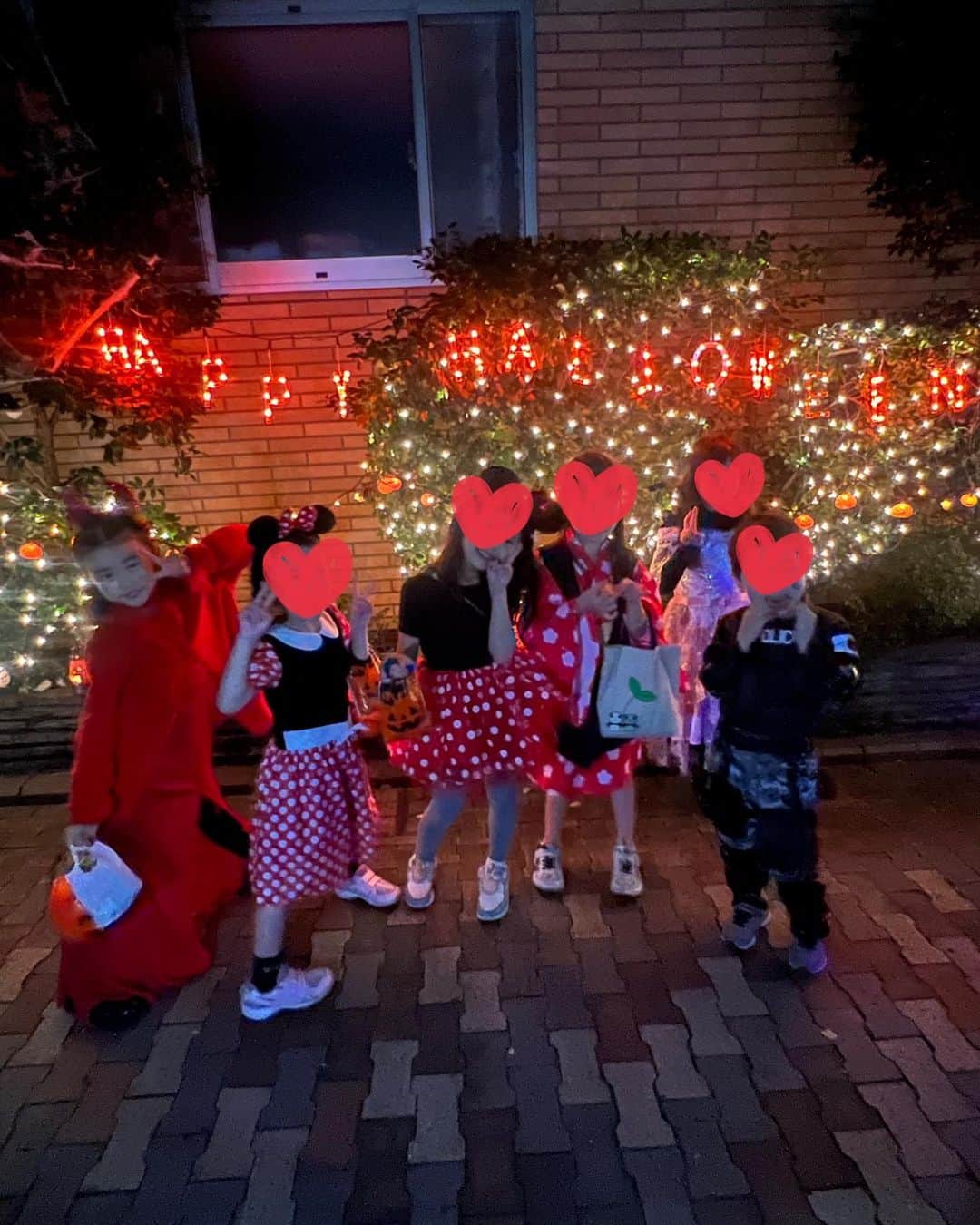 亜弥さんのインスタグラム写真 - (亜弥Instagram)「🎃💀⚰️ 昨日はERAの小学校のお友達のお家で Halloween party❤️ クオリティの高いハロウィンごはんや 手品師🎩(催眠術)も来てくれて子供たちも大喜び🥰 お誘いありがとうございました❤️  本番の今日は保育園の時のお友達と🫶🏾 Trick or Treat👻🍫🍬🍭 2日間楽しいHalloweenでした🎃  #happyhalloween  #trickortreat  #ハロウィンパーティー #料理のクオリティ高い  #人生初の催眠術 #私はかからなかった」10月31日 22時34分 - _ayaaa19_