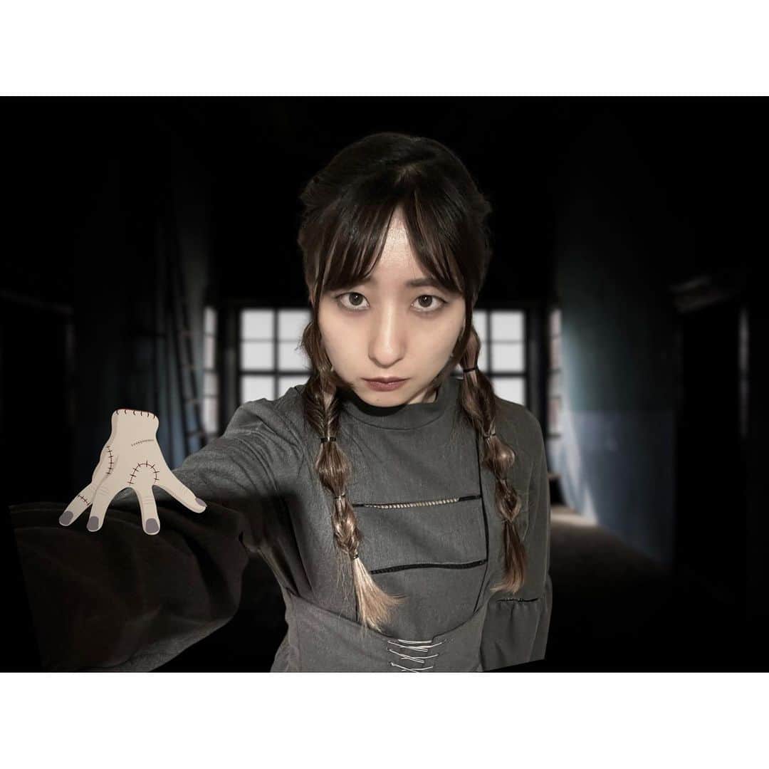 二見夕貴のインスタグラム：「. 🦇🎃🧟💀🍬  はぴーはろうぃんっ！  お楽しみ会のために頭を捻って 今年も手持ちの服で0円仮装☺︎ 笑  誰をイメージしたかわかるかな？？ 回答をコメントしてねっ☺️  特大ヒント添えてるけど🤣  #happyhalloween #halloween  #ハッピーハロウィン #ハロウィン #私服で仮装 #仮装コーデ」