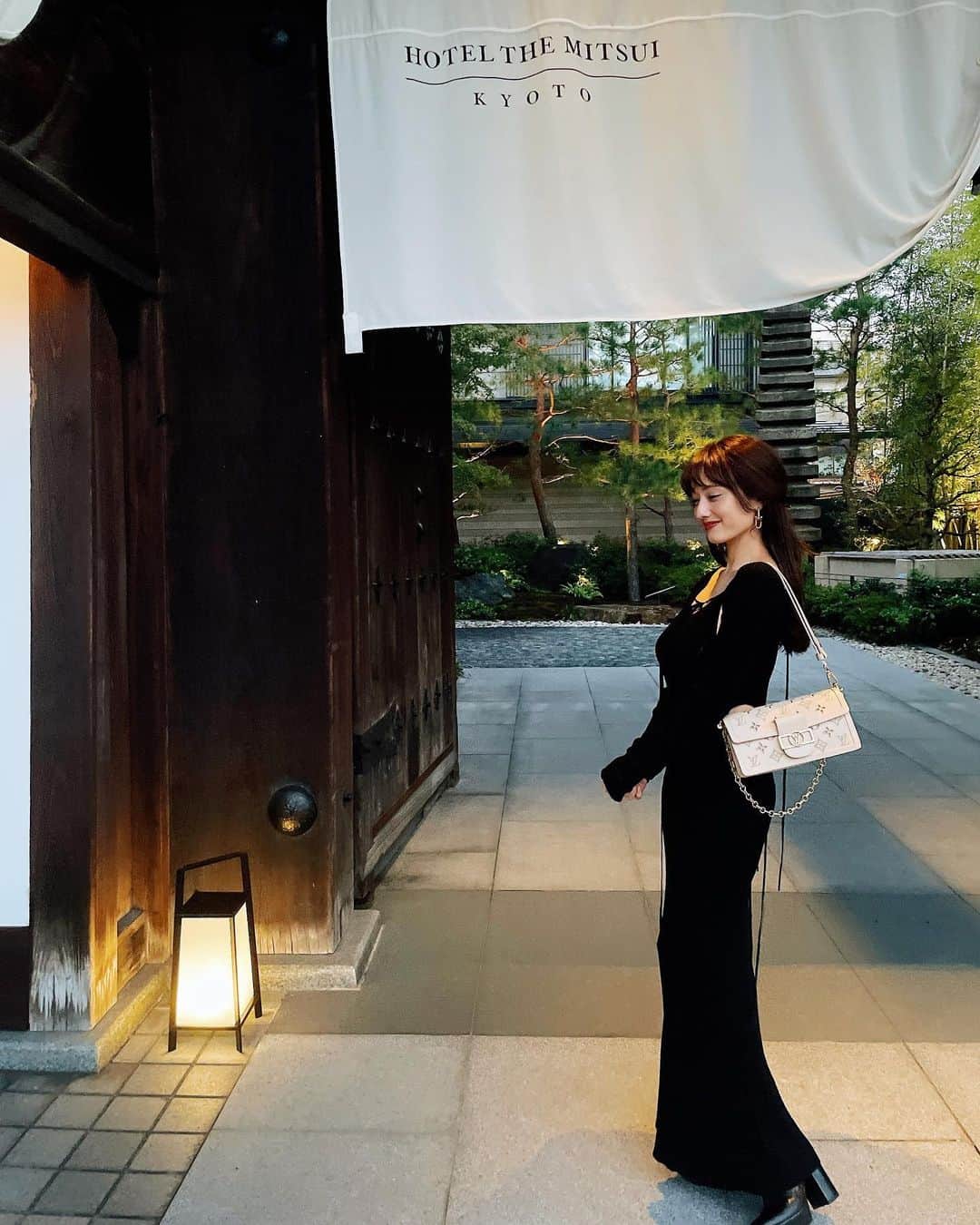 谷まりあのインスタグラム：「京都旅♡ 行ってみたかったホテルに場所に。。定期的にする京都旅が私のパワーの源です♡ 今時間ができたら行きたい場所はどこですか？☺️  Stay at beautiful @hotel_the_mitsui_kyoto  🍵　beautiful temple @komyoin #光明院 Bag #louisvuitton #pr #kyoto #kyototrip #b-tm」