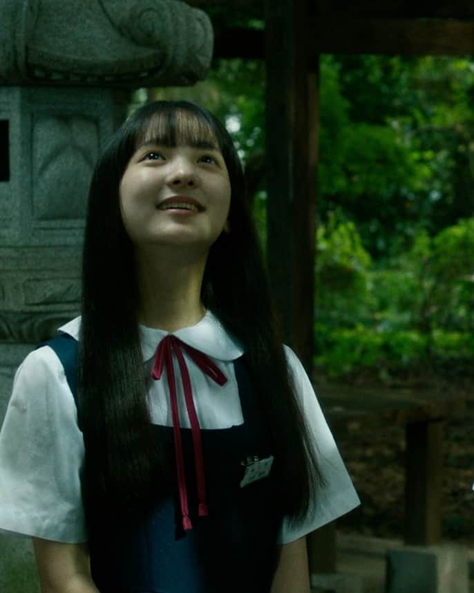 UPLINK film distributionさんのインスタグラム写真 - (UPLINK film distributionInstagram)「🔻上映決定🔻 『ブルーを笑えるその日まで』アップリンク吉祥寺にて、12月8日（金）公開🫧👭🫧 ・・・ ひとりぼっちの女の子同士が出会い、 初めての友だちと過ごす、“夢のような夏休み”。 しかし、そんな楽しかった夏休みも終わりに差し掛かる。 8月31日、新学期が憂鬱な彼女たちは、ある行動を起こすのだった──  安藤絢子（アン）は学校には馴染めない、ひとりぼっちの中学生。薄暗い立ち入り禁止の階段が唯一の居場所だった。 そんなある日、不思議な商店で魔法の万華鏡を貰う。それを覗くと立入禁止の扉が開きその先の屋上には同じ万華鏡を持った生徒、アイナがいた。 二人はすぐに仲良くなり夢のような夏休みを送るのだが、屋上には「昔飛び降り自殺した生徒の幽霊が出る」という噂があった。 その幽霊がアイナなのではないかと疑念を抱きながらもお互いにとってかけがえのない存在になっていくのだが・・・ ・・・ 脚本・監督：武田かりん 出演：渡邉心結、角心菜、丸本凛、成宮しずく、佐藤ひなた、夏目志乃、片岡富枝、宮原俐々帆、根本拓洋、鳥谷宏之、土屋いくみ、若林秀敏、松澤可苑、荒澤智也  https://joji.uplink.co.jp/movie/2023/19596  #ブルーを笑えるその日まで　#ブル笑　#武田かりん　#渡邉心結　#角心菜　#丸本凛　#成宮しずく　#佐藤ひなた　#夏目志乃　#片岡富枝　#宮原俐々帆　#根本拓洋　#鳥谷宏之　#土屋いくみ　#若林秀敏　#松澤可苑　#荒澤智也　#RCサクセション　 #君が僕を知ってる　#アップリンク吉祥寺」10月31日 22時36分 - uplink_film