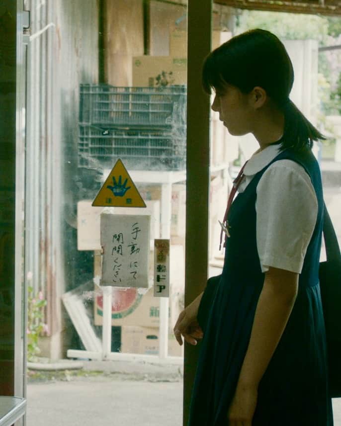 UPLINK film distributionさんのインスタグラム写真 - (UPLINK film distributionInstagram)「🔻上映決定🔻 『ブルーを笑えるその日まで』アップリンク吉祥寺にて、12月8日（金）公開🫧👭🫧 ・・・ ひとりぼっちの女の子同士が出会い、 初めての友だちと過ごす、“夢のような夏休み”。 しかし、そんな楽しかった夏休みも終わりに差し掛かる。 8月31日、新学期が憂鬱な彼女たちは、ある行動を起こすのだった──  安藤絢子（アン）は学校には馴染めない、ひとりぼっちの中学生。薄暗い立ち入り禁止の階段が唯一の居場所だった。 そんなある日、不思議な商店で魔法の万華鏡を貰う。それを覗くと立入禁止の扉が開きその先の屋上には同じ万華鏡を持った生徒、アイナがいた。 二人はすぐに仲良くなり夢のような夏休みを送るのだが、屋上には「昔飛び降り自殺した生徒の幽霊が出る」という噂があった。 その幽霊がアイナなのではないかと疑念を抱きながらもお互いにとってかけがえのない存在になっていくのだが・・・ ・・・ 脚本・監督：武田かりん 出演：渡邉心結、角心菜、丸本凛、成宮しずく、佐藤ひなた、夏目志乃、片岡富枝、宮原俐々帆、根本拓洋、鳥谷宏之、土屋いくみ、若林秀敏、松澤可苑、荒澤智也  https://joji.uplink.co.jp/movie/2023/19596  #ブルーを笑えるその日まで　#ブル笑　#武田かりん　#渡邉心結　#角心菜　#丸本凛　#成宮しずく　#佐藤ひなた　#夏目志乃　#片岡富枝　#宮原俐々帆　#根本拓洋　#鳥谷宏之　#土屋いくみ　#若林秀敏　#松澤可苑　#荒澤智也　#RCサクセション　 #君が僕を知ってる　#アップリンク吉祥寺」10月31日 22時36分 - uplink_film