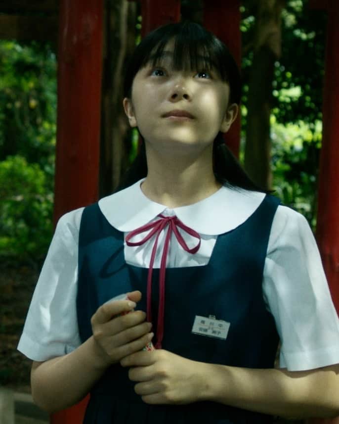 UPLINK film distributionさんのインスタグラム写真 - (UPLINK film distributionInstagram)「🔻上映決定🔻 『ブルーを笑えるその日まで』アップリンク吉祥寺にて、12月8日（金）公開🫧👭🫧 ・・・ ひとりぼっちの女の子同士が出会い、 初めての友だちと過ごす、“夢のような夏休み”。 しかし、そんな楽しかった夏休みも終わりに差し掛かる。 8月31日、新学期が憂鬱な彼女たちは、ある行動を起こすのだった──  安藤絢子（アン）は学校には馴染めない、ひとりぼっちの中学生。薄暗い立ち入り禁止の階段が唯一の居場所だった。 そんなある日、不思議な商店で魔法の万華鏡を貰う。それを覗くと立入禁止の扉が開きその先の屋上には同じ万華鏡を持った生徒、アイナがいた。 二人はすぐに仲良くなり夢のような夏休みを送るのだが、屋上には「昔飛び降り自殺した生徒の幽霊が出る」という噂があった。 その幽霊がアイナなのではないかと疑念を抱きながらもお互いにとってかけがえのない存在になっていくのだが・・・ ・・・ 脚本・監督：武田かりん 出演：渡邉心結、角心菜、丸本凛、成宮しずく、佐藤ひなた、夏目志乃、片岡富枝、宮原俐々帆、根本拓洋、鳥谷宏之、土屋いくみ、若林秀敏、松澤可苑、荒澤智也  https://joji.uplink.co.jp/movie/2023/19596  #ブルーを笑えるその日まで　#ブル笑　#武田かりん　#渡邉心結　#角心菜　#丸本凛　#成宮しずく　#佐藤ひなた　#夏目志乃　#片岡富枝　#宮原俐々帆　#根本拓洋　#鳥谷宏之　#土屋いくみ　#若林秀敏　#松澤可苑　#荒澤智也　#RCサクセション　 #君が僕を知ってる　#アップリンク吉祥寺」10月31日 22時36分 - uplink_film
