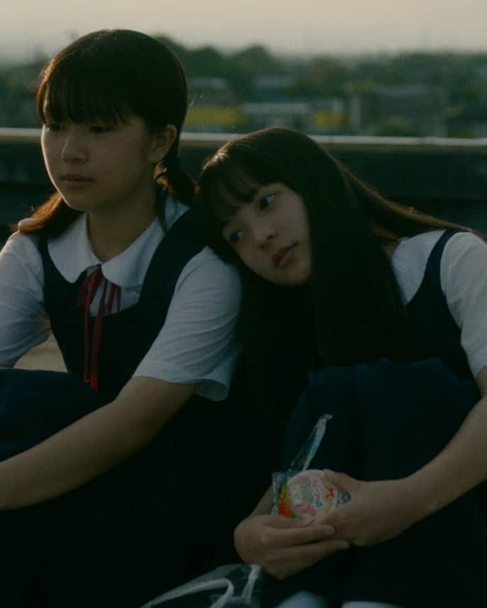 UPLINK film distributionさんのインスタグラム写真 - (UPLINK film distributionInstagram)「🔻上映決定🔻 『ブルーを笑えるその日まで』アップリンク吉祥寺にて、12月8日（金）公開🫧👭🫧 ・・・ ひとりぼっちの女の子同士が出会い、 初めての友だちと過ごす、“夢のような夏休み”。 しかし、そんな楽しかった夏休みも終わりに差し掛かる。 8月31日、新学期が憂鬱な彼女たちは、ある行動を起こすのだった──  安藤絢子（アン）は学校には馴染めない、ひとりぼっちの中学生。薄暗い立ち入り禁止の階段が唯一の居場所だった。 そんなある日、不思議な商店で魔法の万華鏡を貰う。それを覗くと立入禁止の扉が開きその先の屋上には同じ万華鏡を持った生徒、アイナがいた。 二人はすぐに仲良くなり夢のような夏休みを送るのだが、屋上には「昔飛び降り自殺した生徒の幽霊が出る」という噂があった。 その幽霊がアイナなのではないかと疑念を抱きながらもお互いにとってかけがえのない存在になっていくのだが・・・ ・・・ 脚本・監督：武田かりん 出演：渡邉心結、角心菜、丸本凛、成宮しずく、佐藤ひなた、夏目志乃、片岡富枝、宮原俐々帆、根本拓洋、鳥谷宏之、土屋いくみ、若林秀敏、松澤可苑、荒澤智也  https://joji.uplink.co.jp/movie/2023/19596  #ブルーを笑えるその日まで　#ブル笑　#武田かりん　#渡邉心結　#角心菜　#丸本凛　#成宮しずく　#佐藤ひなた　#夏目志乃　#片岡富枝　#宮原俐々帆　#根本拓洋　#鳥谷宏之　#土屋いくみ　#若林秀敏　#松澤可苑　#荒澤智也　#RCサクセション　 #君が僕を知ってる　#アップリンク吉祥寺」10月31日 22時36分 - uplink_film
