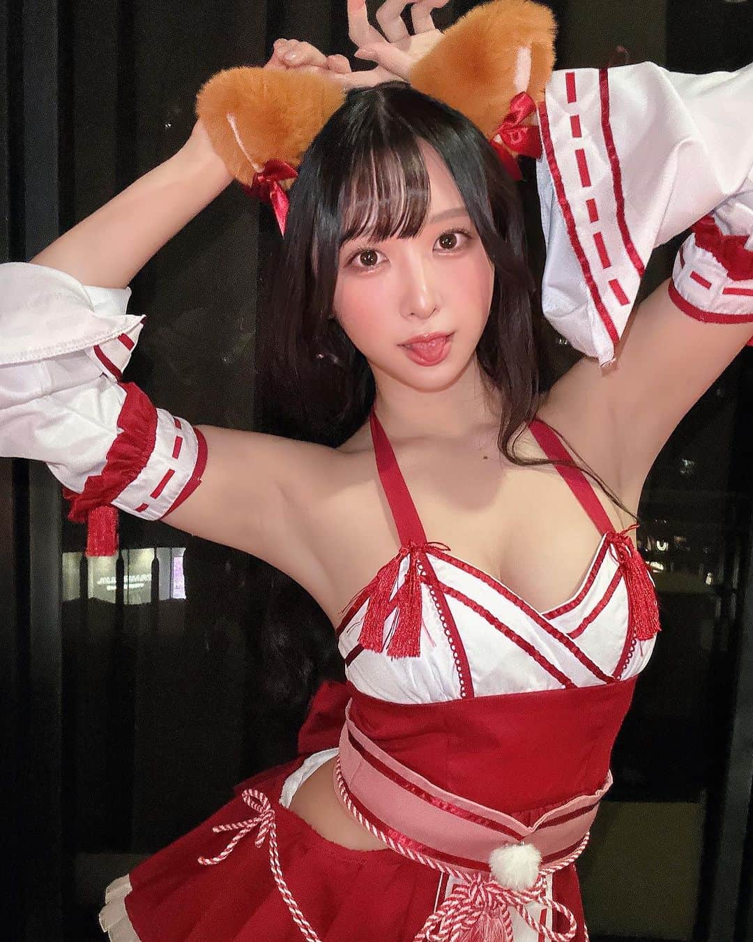 真島なおみのインスタグラム：「イタズラされたいんですか...?💋🥰😈《2枚目まで見てね♡》  . . #japanesegirl #model #sexy #selfie #animegirl #셀카  #셀스타그램 #패션스타그램　#데일리 #asiangirl #cosplay #좋아요  #맞팔 #YouTube #グラビア #日系穿搭 #コスプレ #女孩 #소녀　#长发 #japan #girl #followme  #ootd  #关注 #lingerie #halloween  #ハロウィン #ハロウィンコスプレ #happyhalloween」