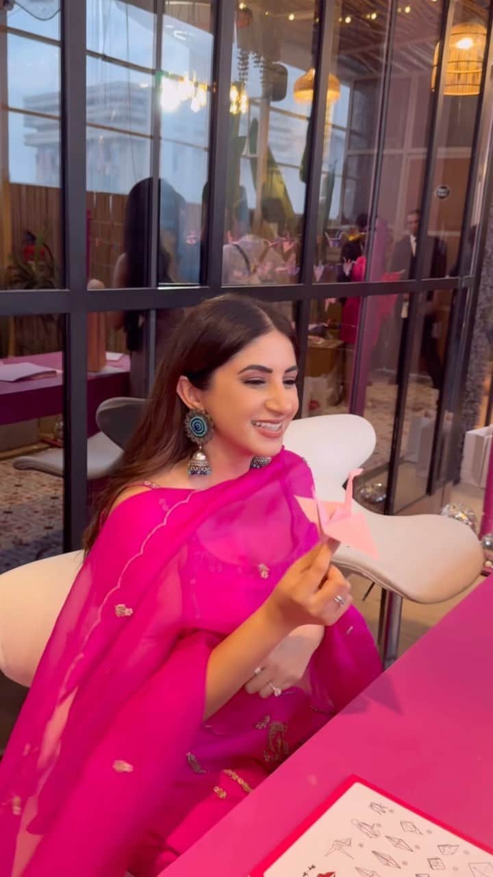 Aashna Shroffのインスタグラム：「Throwback to the launch event of our @benefitindia x @mynamahila festive limited edition kits! It was such a lovely evening, surrounded by the nicest people whose support I’m so grateful for! Have you gotten your hands on the 40% savings kits yet? If not, check them out now on @sephora_india @tirabeauty and @mynykaa!  Proceeds from the sale of each kit will be donated to @mynamahila   #ShareTheLight #BenefitIndia #ad」