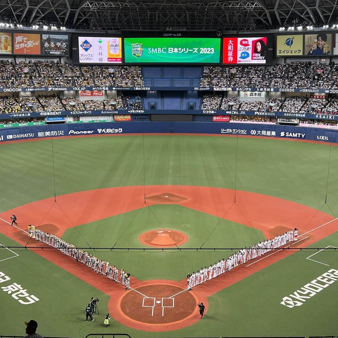 平松翔馬さんのインスタグラム写真 - (平松翔馬Instagram)「【日本シリーズ第4戦】 今日の試合、痺れるゲームになりましたね！  バファローズがタイガースを一歩リードして迎える明日の第4戦。 読売テレビ・日本テレビ系で全国ネット生中継いたします。  解説　高橋由伸さん 赤星憲広さん プレーヤーズゲストにソフトバンクホークスの和田毅さん  タイガースリポート読売テレビ諸國沙代子アナ バファローズリポート読売テレビ大野晃佳アナ 代表インタビュー読売テレビ小澤昭博アナ 実況　平松翔馬でお届けいたします。  心を込めて実況します！ いいゲームが見られますように！  #日本シリーズ#プロ野球 #阪神タイガース #オリックスバファローズ  #頑張ります #3日連続野球中継してる夢見た」10月31日 22時47分 - shoma.hiramatsu_ytv