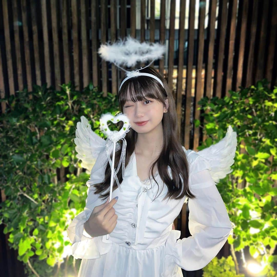 杉本彩寧のインスタグラム：「𝐇𝐚𝐩𝐩𝐲 𝐇𝐚𝐥𝐥𝐨𝐰𝐞𝐞𝐧  今年はお友達と「天使と悪魔」の仮装したよ〜！ 私は天使になりました👼🏻🤍  ほっぺのハートが全然見えなくてかなしい、、、  #ハロウィン #ハロウィン仮装 #天使 #halloween」