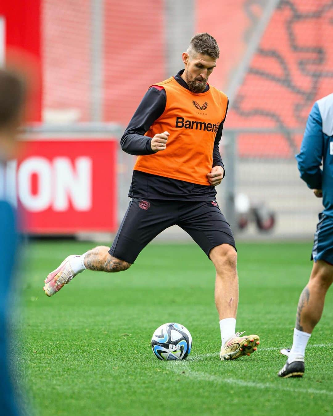 バイエル・レバークーゼンのインスタグラム：「Add focus and a touch of good mood for a successful training session before #SVSB04! 💪🔥  🔜 #SVSB04 #DFBPokal #Bayer04」