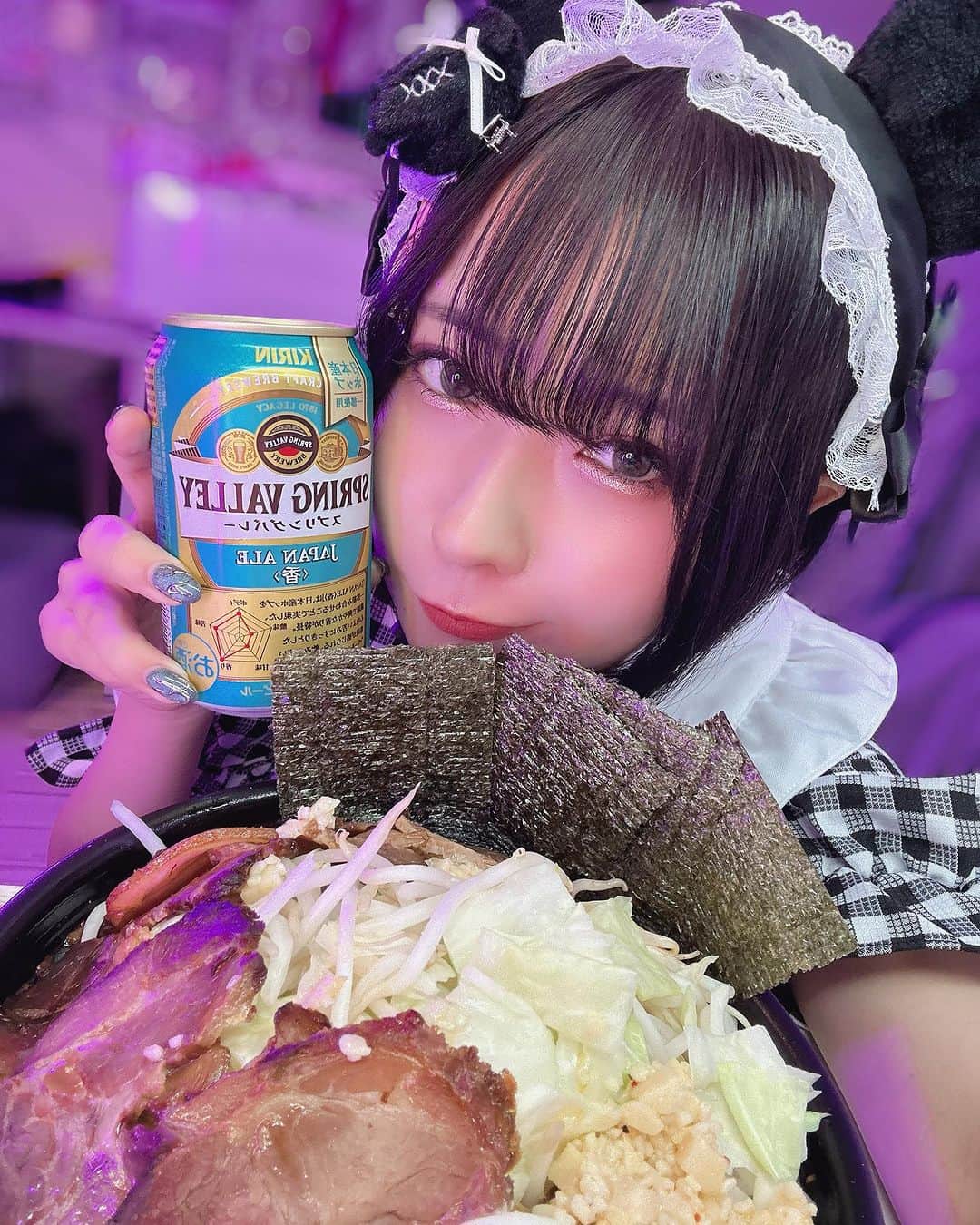 鳴上なごねさんのインスタグラム写真 - (鳴上なごねInstagram)「ハロウィン配信ありがとうございました🖤💜  クロミちゃんのメイド服着た❣️クロミちゃん、お誕生日おめでとう🎁🎊🎊  ほんとはセブンのコラボケーキも食べたかったけど見つからず断念…💔  北極ラーメンは約束通り二郎盛りにできました✨ レシピ☟ ・北極ラーメン大盛り(テイクアウト) ・キャベツ1/4茹で ・もやし袋半分茹で ・にんにく ・ゆで卵 ・海苔 ・チャーシューてきとう。  納豆入れ忘れたわ… 美味しかったです🌟  #selfie #グラビア #gravure #グラビアアイドル #model #cosplayer #cosplay #cosplaygirl #japanesegirl #鳴上なごね #followｍe #いいねください #셀피　#クロミ #サンリオ #ラーメン #配信者 #メイド服 #ハロウィン #Halloween」10月31日 22時40分 - narug0d