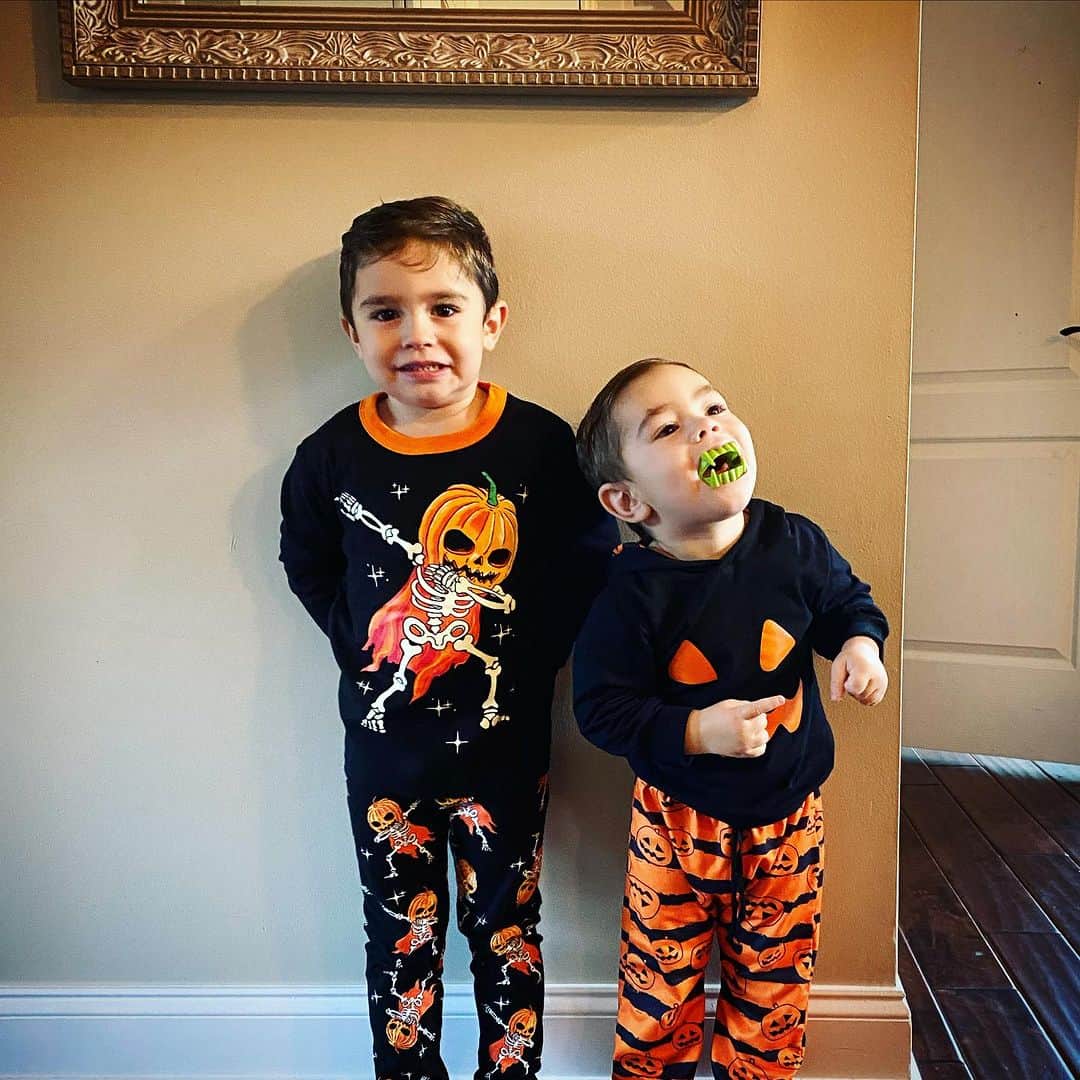 ディーナ・ニコール・コルテーゼのインスタグラム：「Happy Halloween ! CJ has a Halloween Pajama Party today 🎃! Cam over here just being the best hype man out there 😂 🧛🏻」