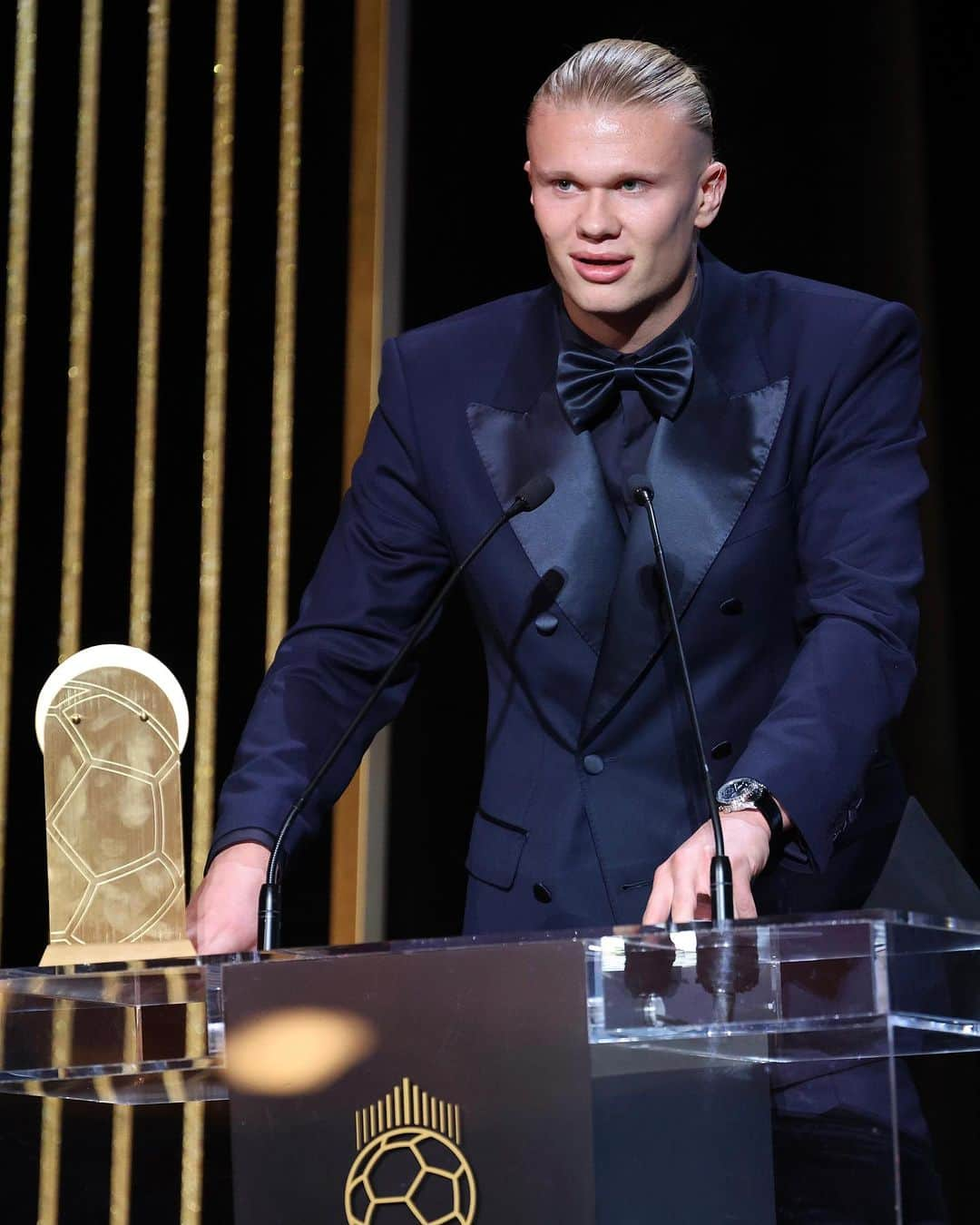 アーリン・ブラウト・ハーランドのインスタグラム：「Grateful for the Gerd Müller award and congratulations to @mancity for best club of the year. Thank you to all my team-mates, the club staff and all fans for making it all possible 🏆 #ballondor #tropheegerdmuller」