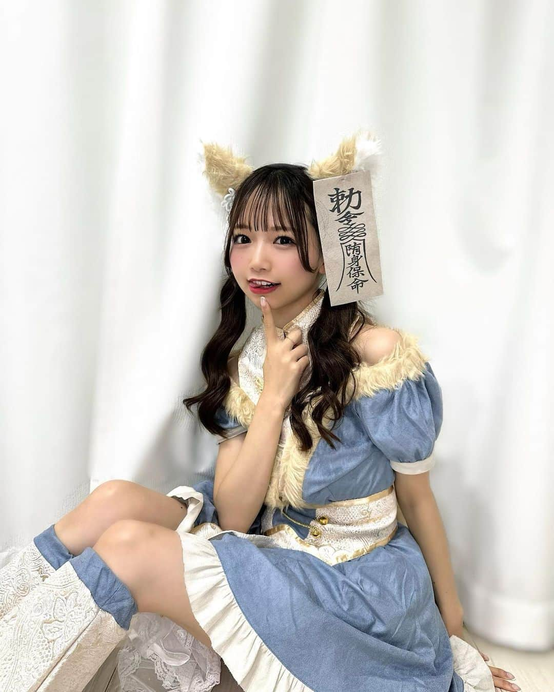 畑美紗起のインスタグラム：「Happy Halloween🎃👻🦊💭💕  お菓子くれないといたずらしちゃうぞ？🍬  今年はきつねキョンシー！？🦊💭 TikTokで全身みれる（＾ω＾）  オンラインお話し会もありがとうございました🥰 たくさん話せてたのしかったです🫶🏻  #ハロウィン #ハロウィンコスプレ #キョンシー #きつねキョンシー #コスプレ #仮装 #ハロウィン仮装 #halloween #cosplay #instagood #me #shooting #dailylmok #halloweencostume #costume」